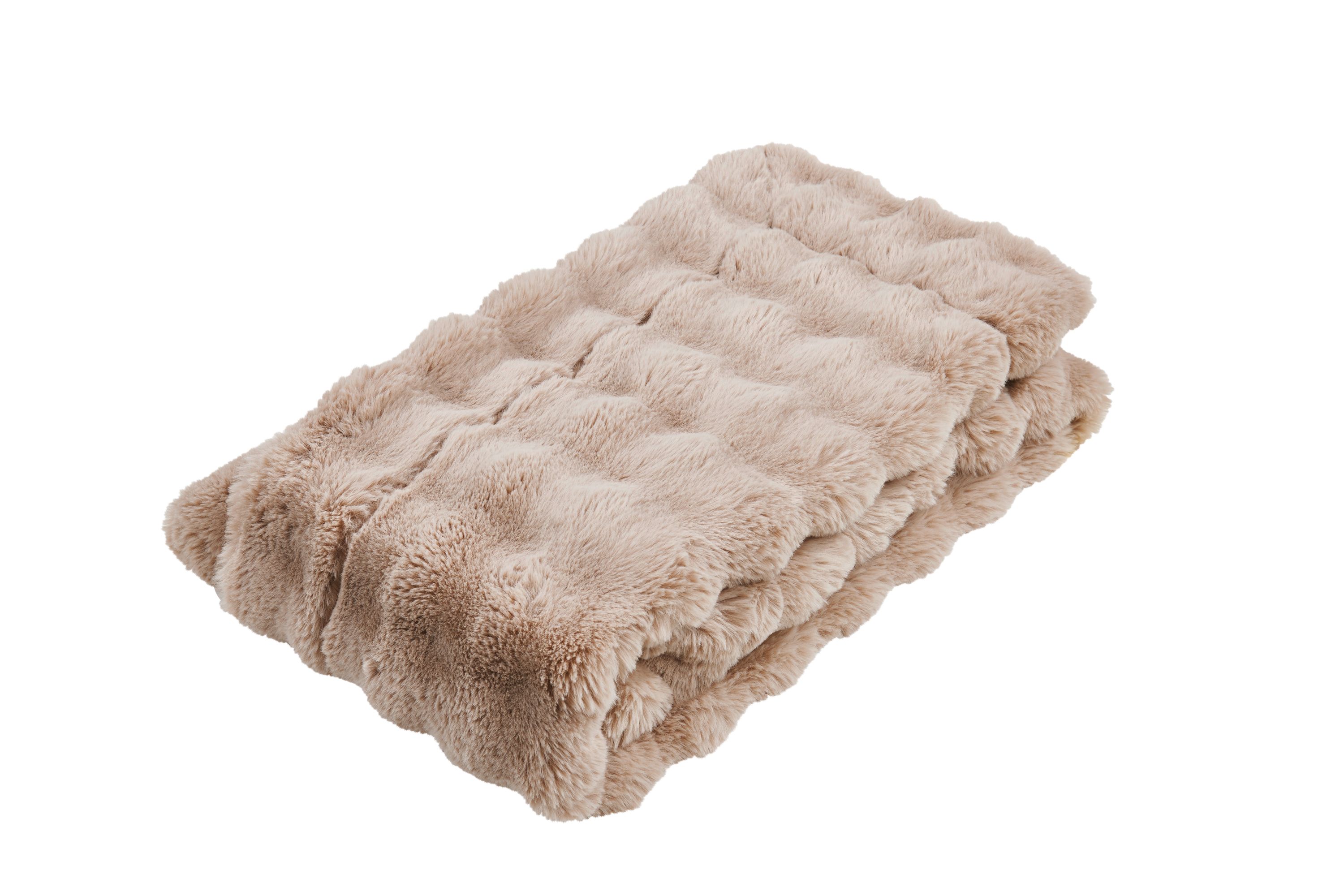 Gefaltete Wohndecke mit flauschiger strukturierter Oberfläche in beige