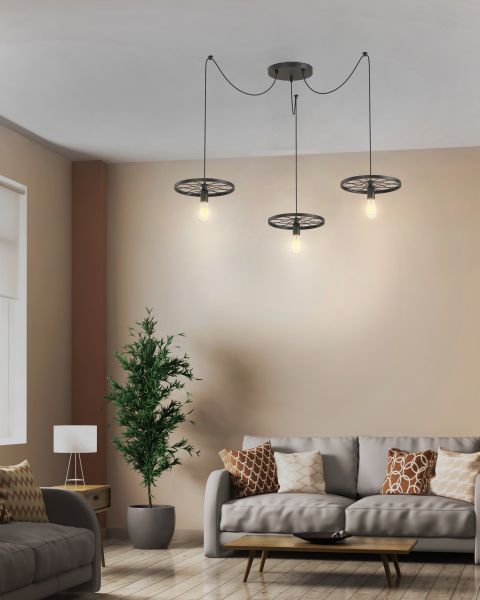 Modernes Wohnzimmer mit Hängelampen Wohnzimmer mit grauem Sofa, gemusterten Kissen, Zimmerpflanze und drei Hängelampen, frontal aufgenommen