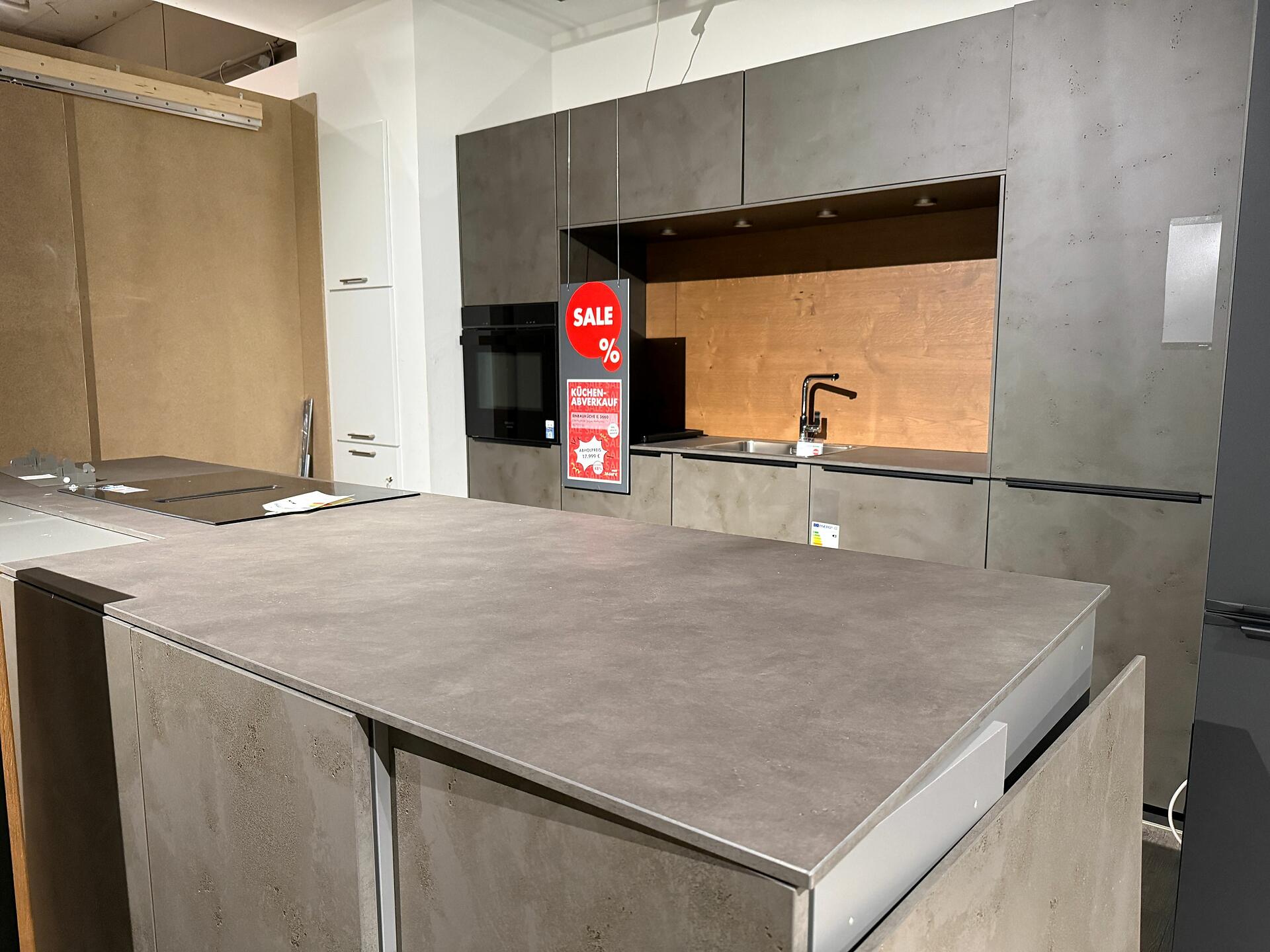 Moderne Nolte Interliving Einbauküche in Zement Anthrazit mit Holzrückwand, Spüle und Hochschränken