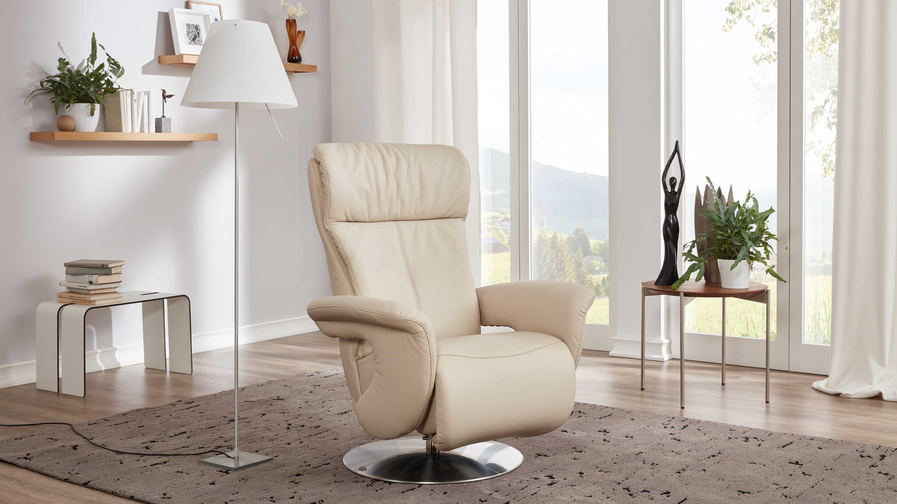 Beiger Sessel mit hoher Rückenlehne und Metall-Tellerfuß in modernem Wohnzimmer