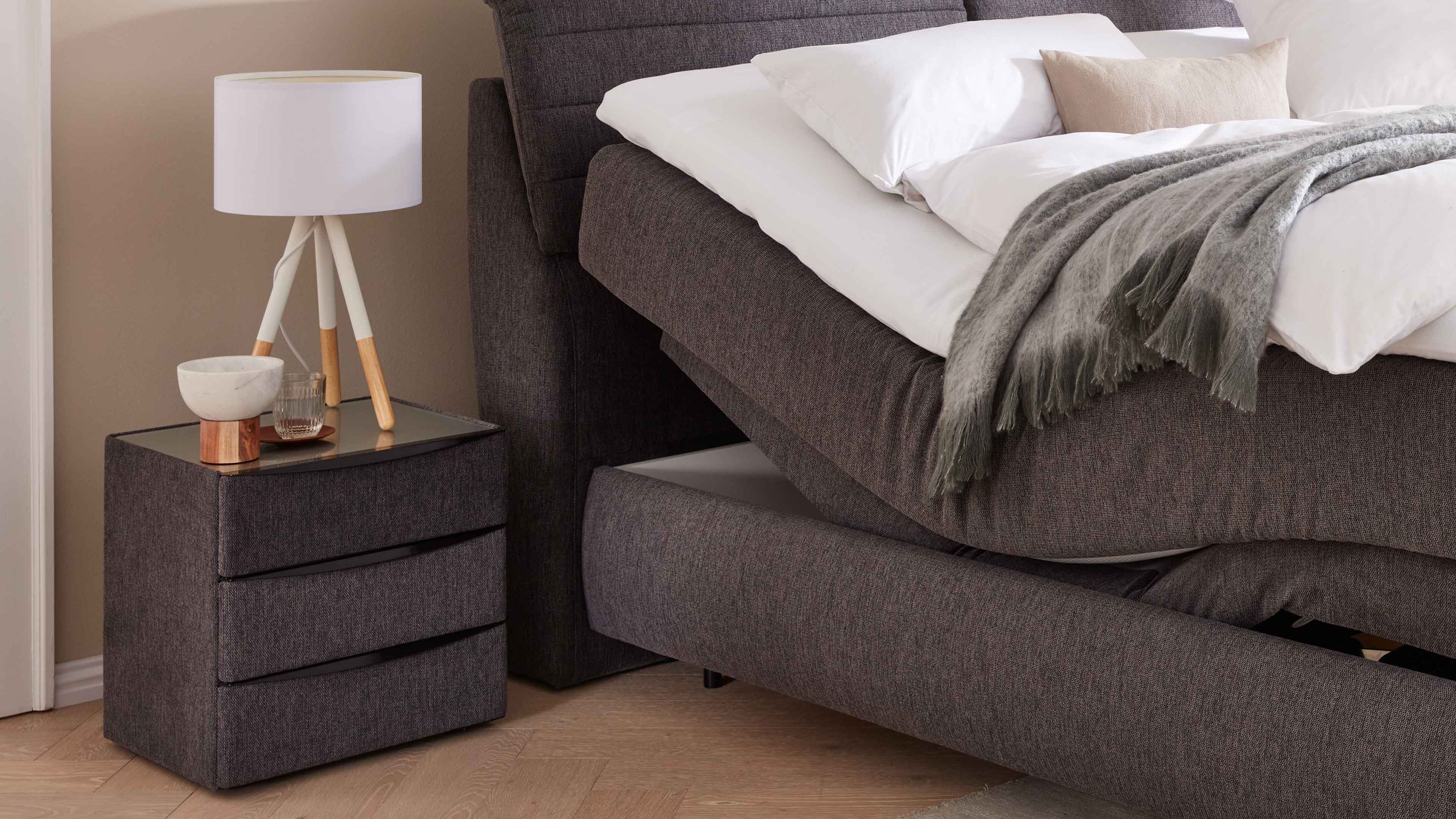Comfortmaster OC-BX21015 - Nachtkommode 67 anthrazitfarbener Stoffbezug Brego 321200  drei Schubladen