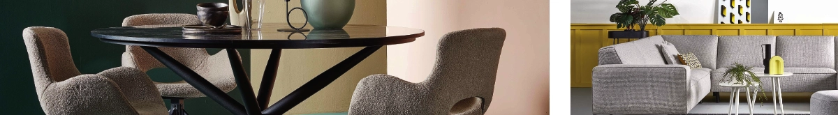 Header Moderner Essbereich mit rundem Tisch, vier Stühlen, Lampe und modernen Wohnzimmers mit gelber Wand, grauem Sofa, Couchtisch und Regalen.