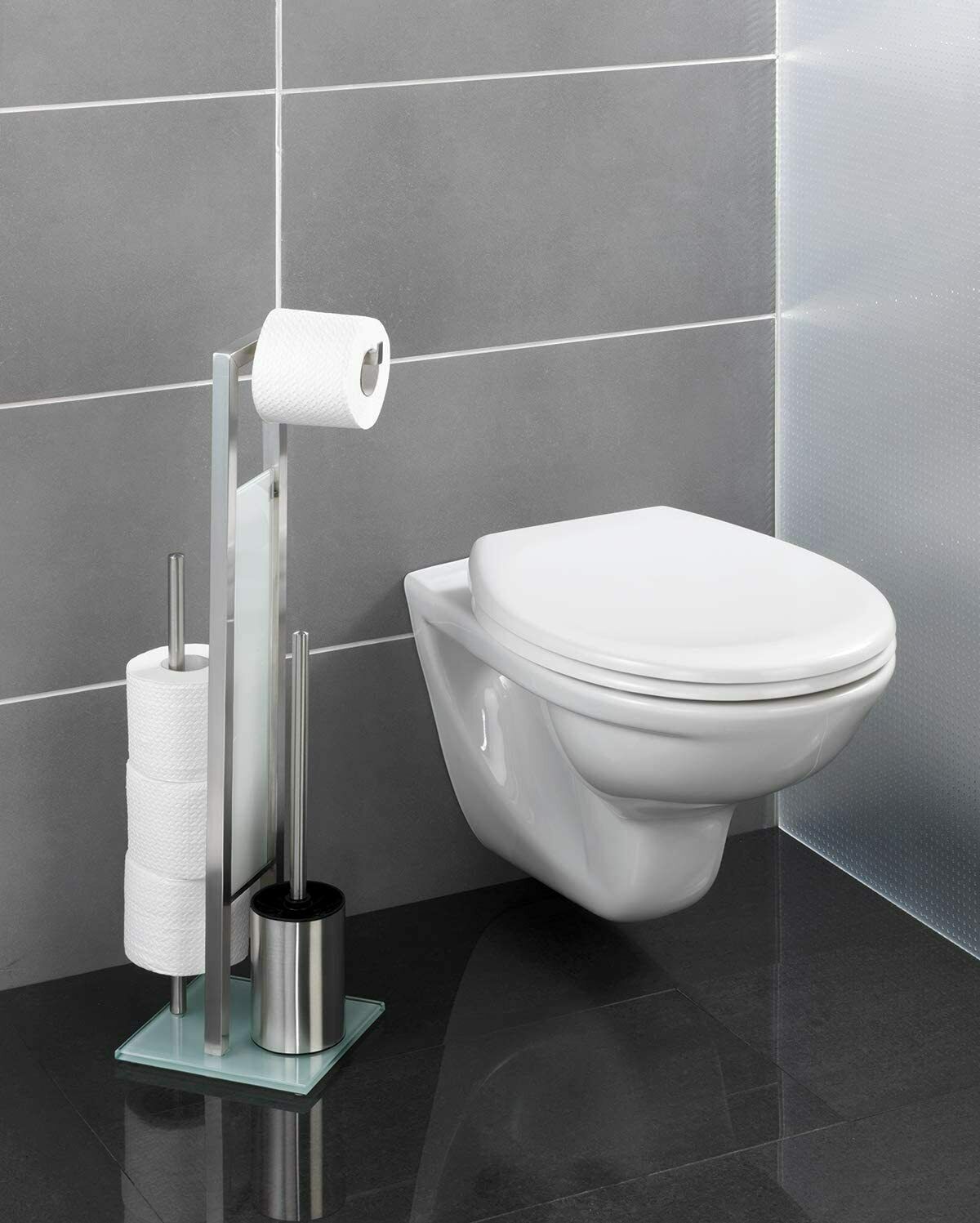 Wandhängende Toilette mit Edelstahl-Toilettenpapierhalter, Bürste und Ersatzrolle, frontal fotografiert