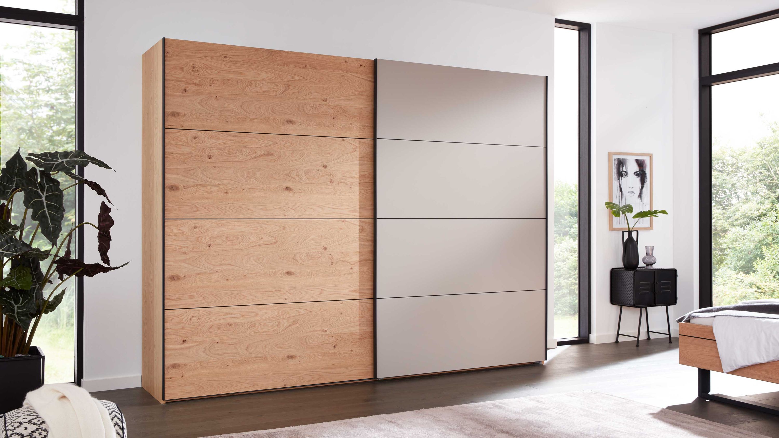 Schwebetürenschrank mit zwei Türen eine in Holzoptik eine in taupe in modernem Schlafzimmer