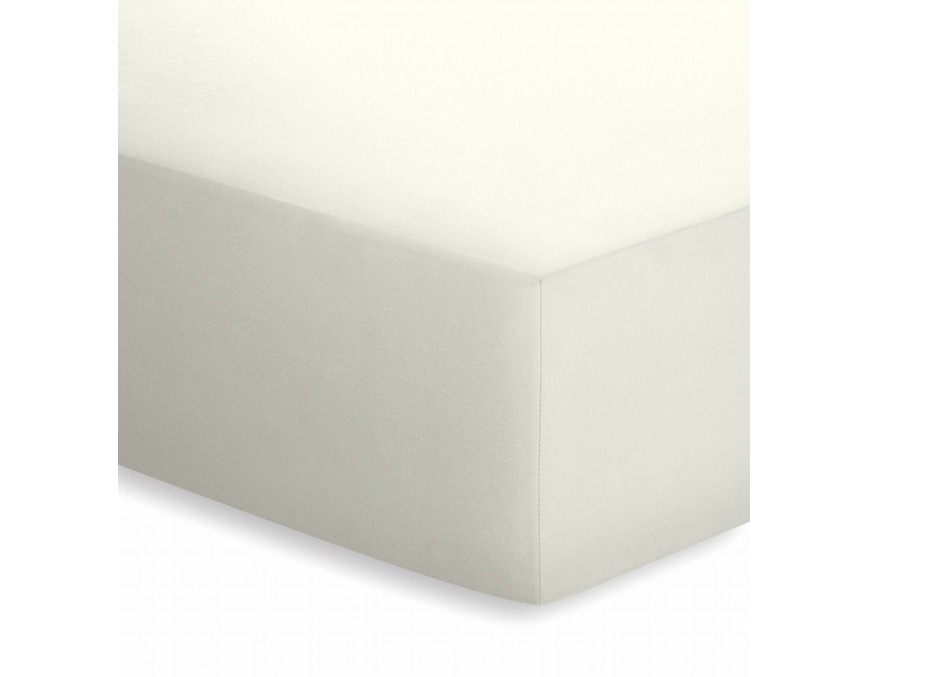 Cremefarbenes Jersey-Spannbetttuch aus Baumwolle straff über Matratzen-Ecke gespannt schräg von oben fotografiert