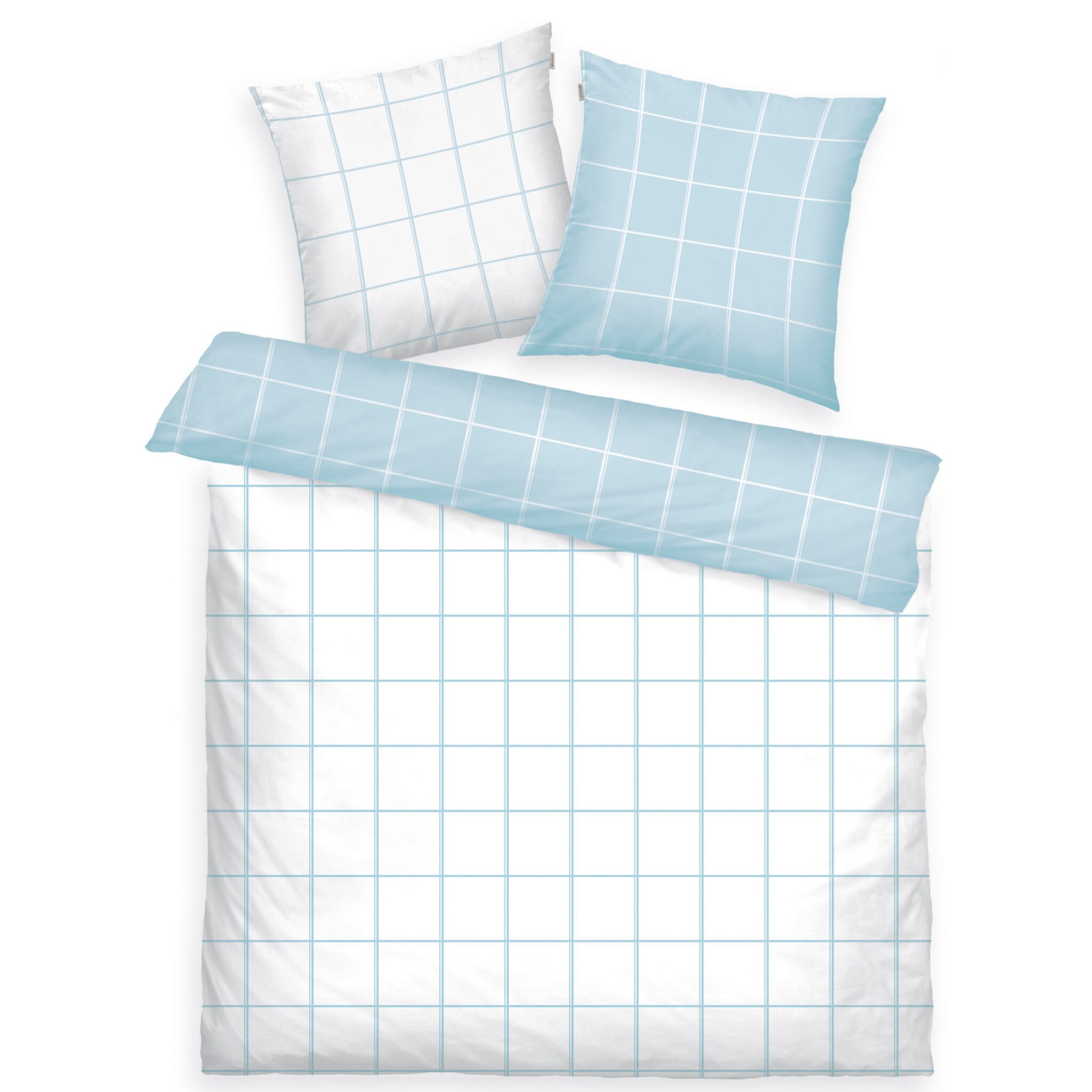 Draufsicht auf Bett mit zwei Kissen und Decke in Blau-Weiß beidseitig kariert gestreift horizontal und vertikal