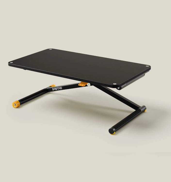 Poptop Schreibtisch schwarz klein Schwarzer multifunktionaler Tisch mit klappbarem X-Gestell und gelben Akzenten, flexibel einsetzbar als Beistelltisch, Arbeitstisch oder Spieltisch. - tiefgelegt