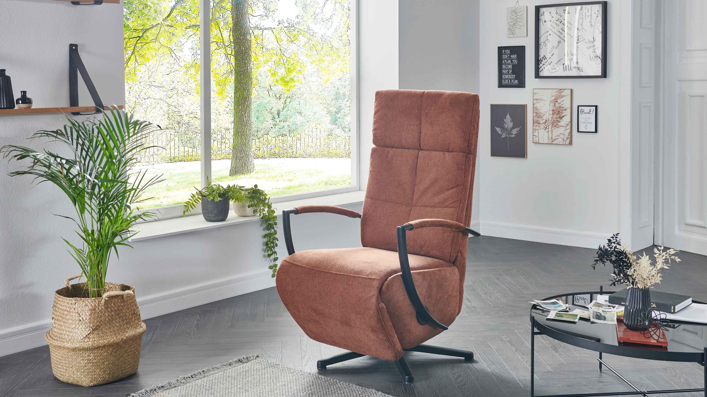Relaxsessel mit kupferfarbenem Stoffbezug und schwarzem Sternfuß in modernem Wohnzimmer