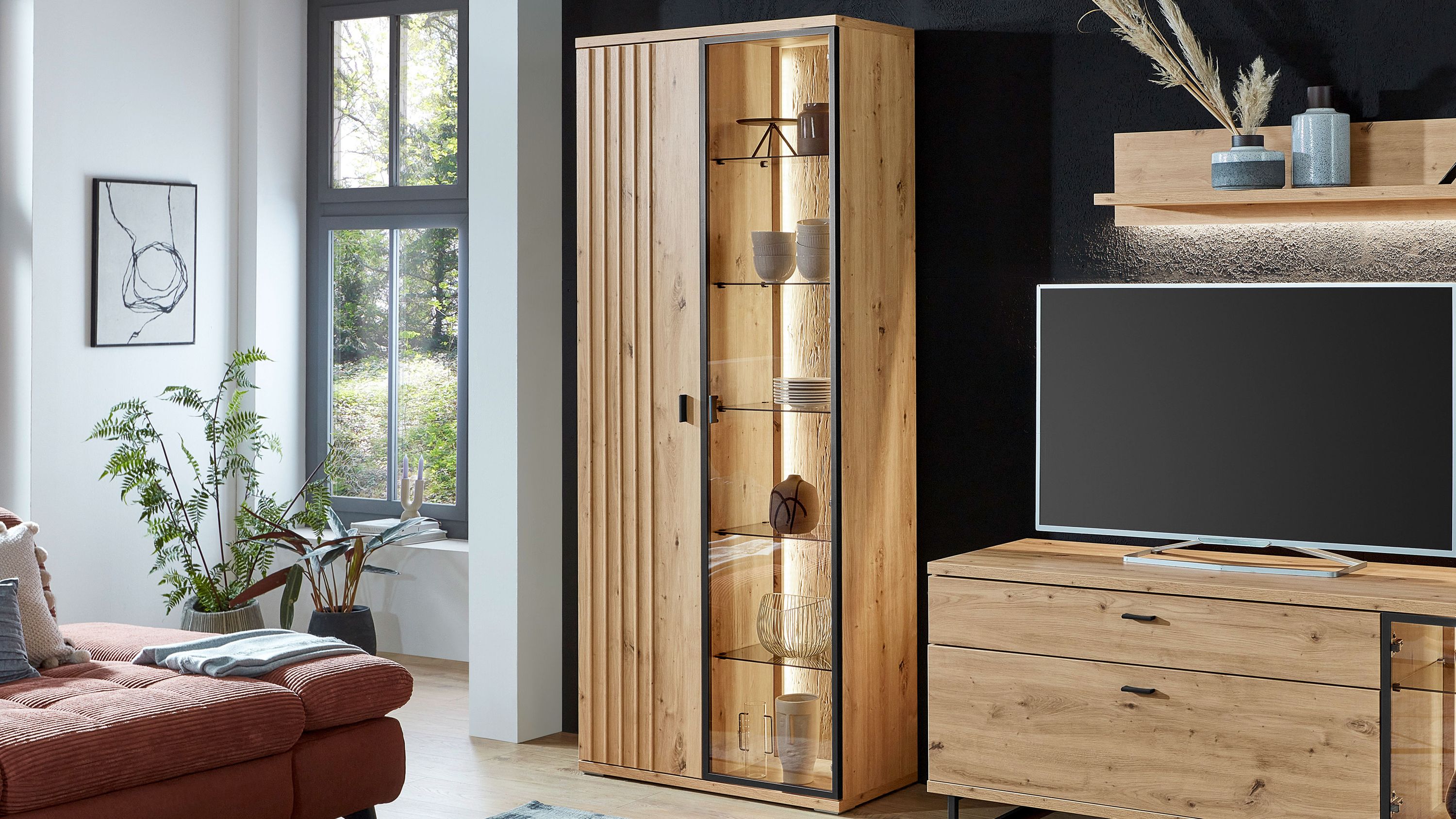 Vitrine mit zwei Türen in Holzoptik Vitrine aus Holz mit zwei Türen eine Tür aus Glas mit Regalen natürliche Holzfarbe