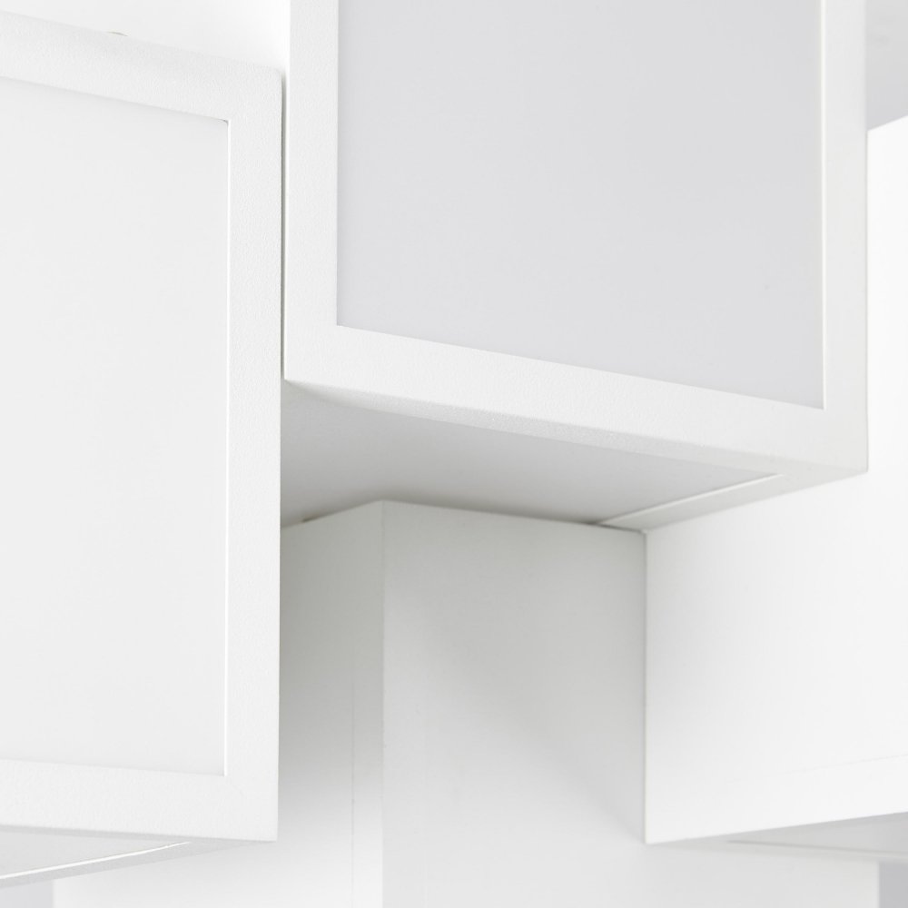 Nahaufnahme einer weißen Deckenleuchte von Brilliant AG aus Metall und Kunststoff geometrisch geformt schräg von unten