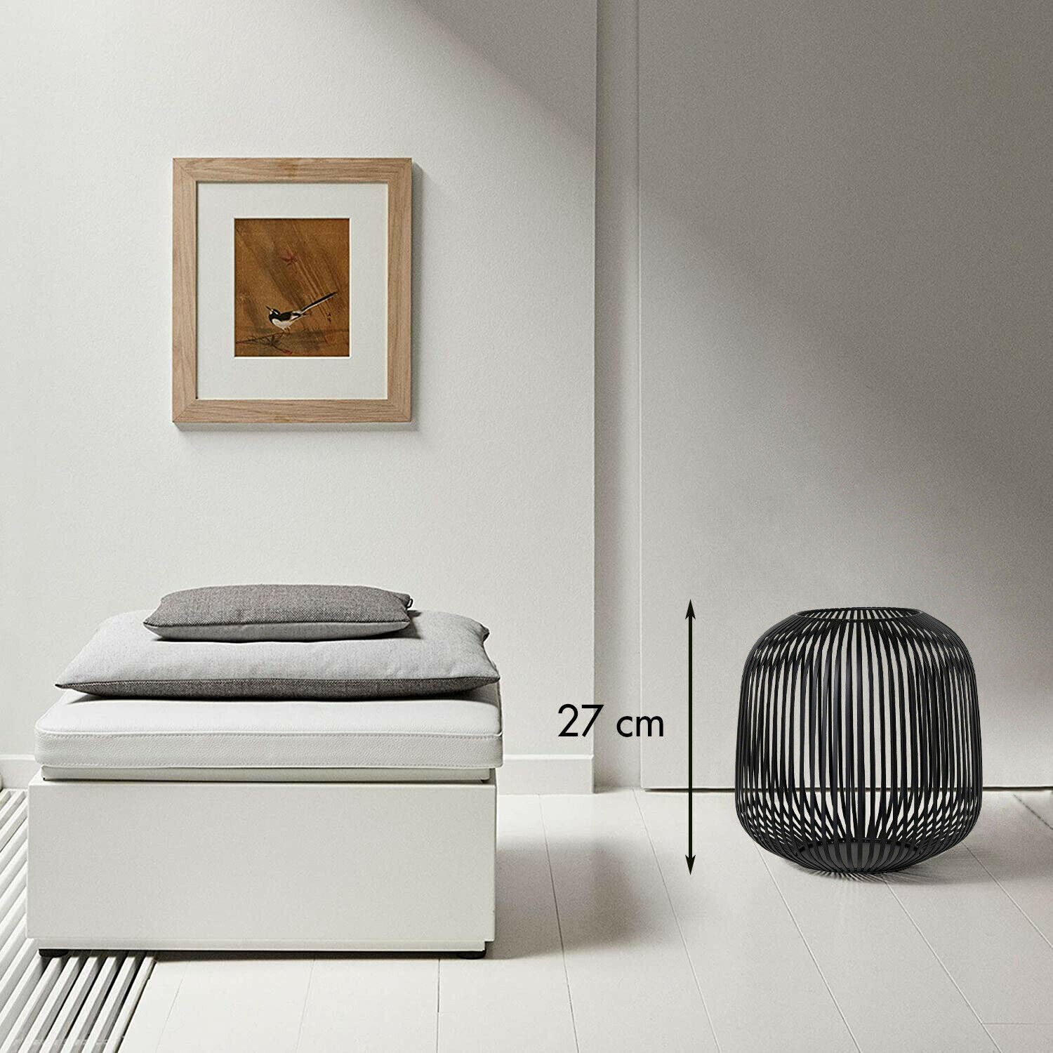 Frontalansicht eines modern eingerichteten Raums mit weißer Sitzbank grauem Kissen und schwarzer Laterne LITO aus Stahl