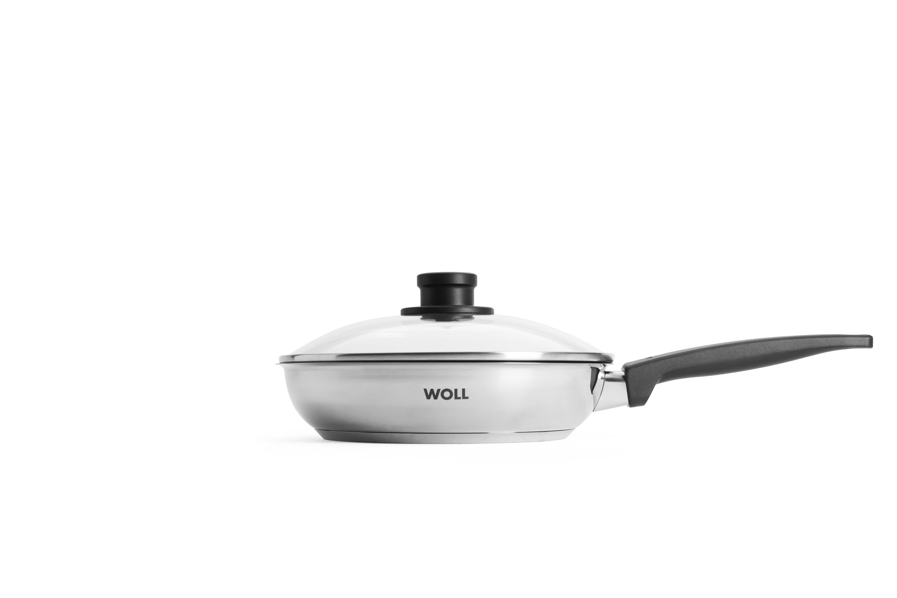 Beschichtete Edelstahlpfanne mit ergonomischem Griff von WOLL. Edelstahlpfanne mit schwarzem Griff und Antihaftbeschichtung, schräg fotografiert.