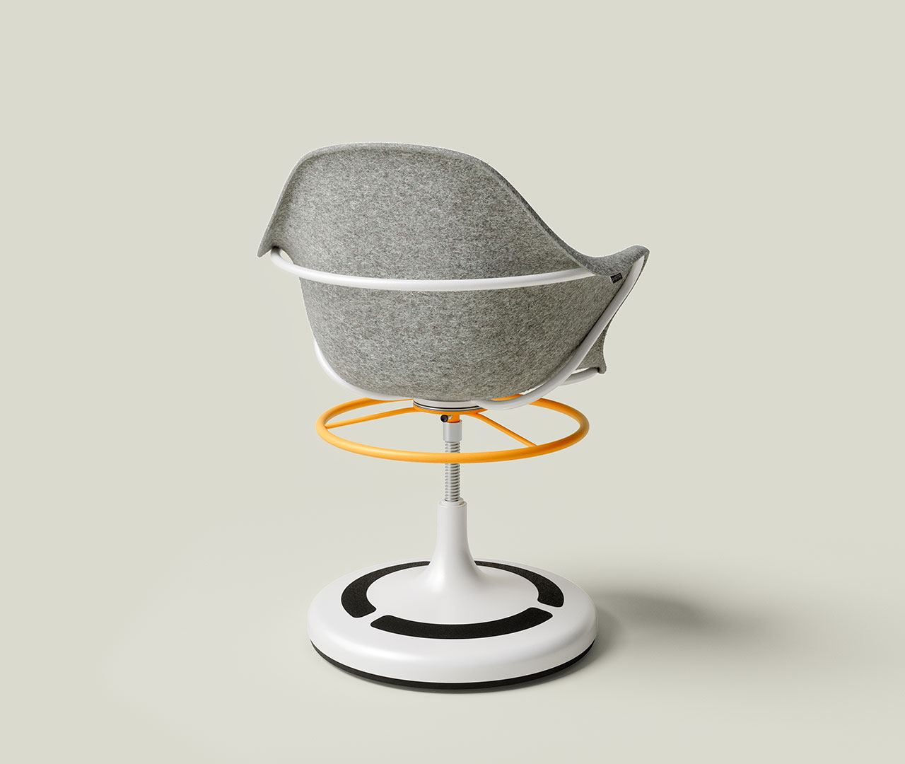 Drehstuhl mit weißem Sockel, grauem Sitz und orangefarbenem Fußring in modernem Design.