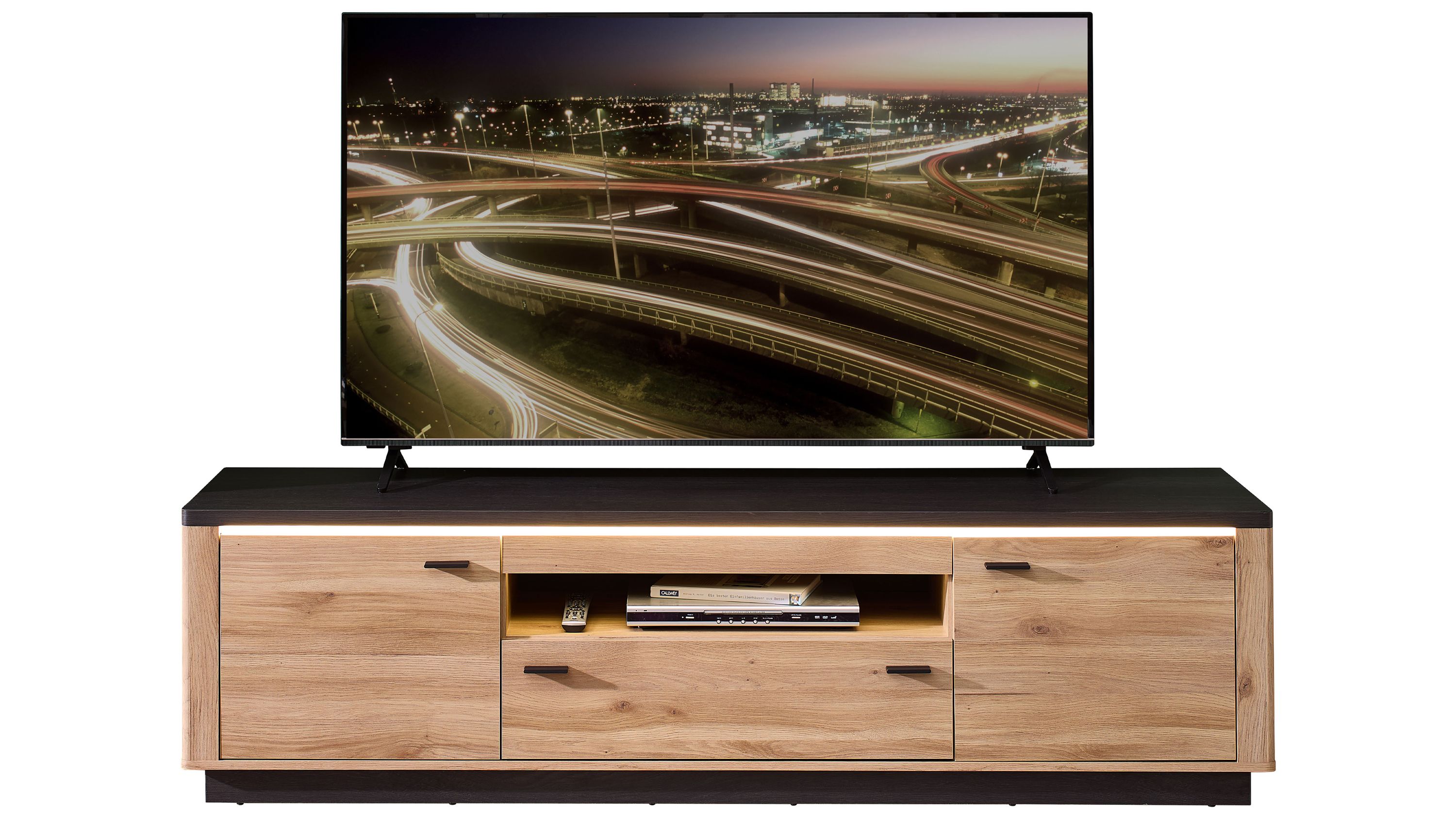 Lowboard mit Türen und offenem Fach in Holzoptik und dunkler Oberfläche Rechteckiges Lowboard mit drei Türen und einem offenen Fach in Holzoptik und dunkler Oberfläche mit Fernseher