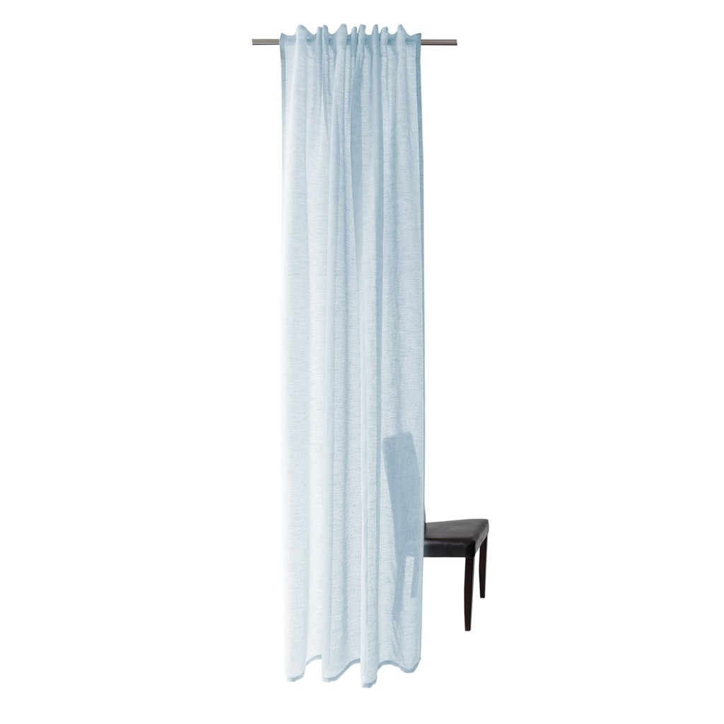 Aquafarbener Schlaufenschal mit meliertem Muster Aquafarbener Schlaufenschal mit meliertem Muster an Gardinenstange hängend
