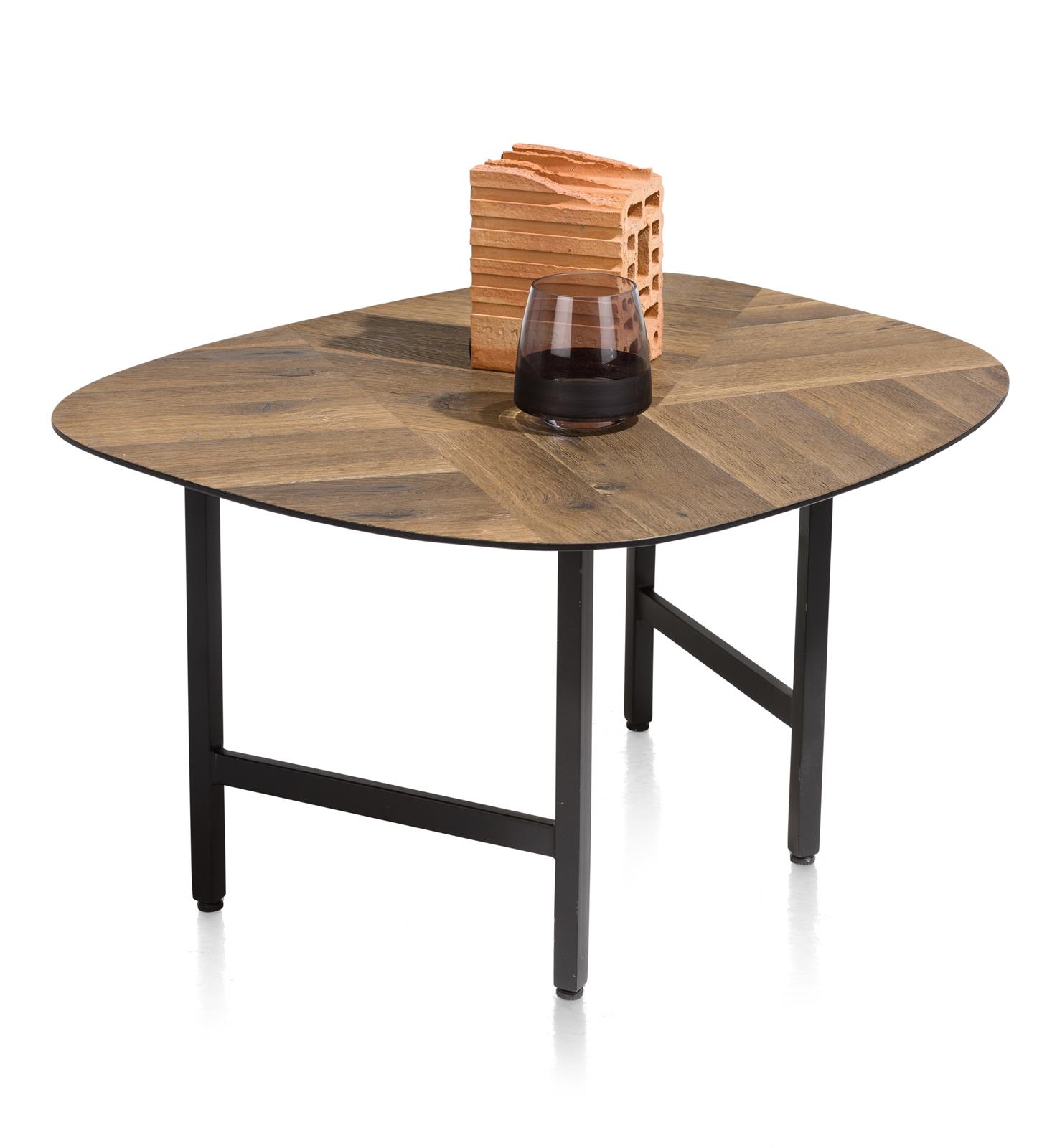 Erhöhte schräge Ansicht eines Couchtischs mit naturbrauner Platte schwarzen Beinen Holzblock und zwei Flaschen als Deko