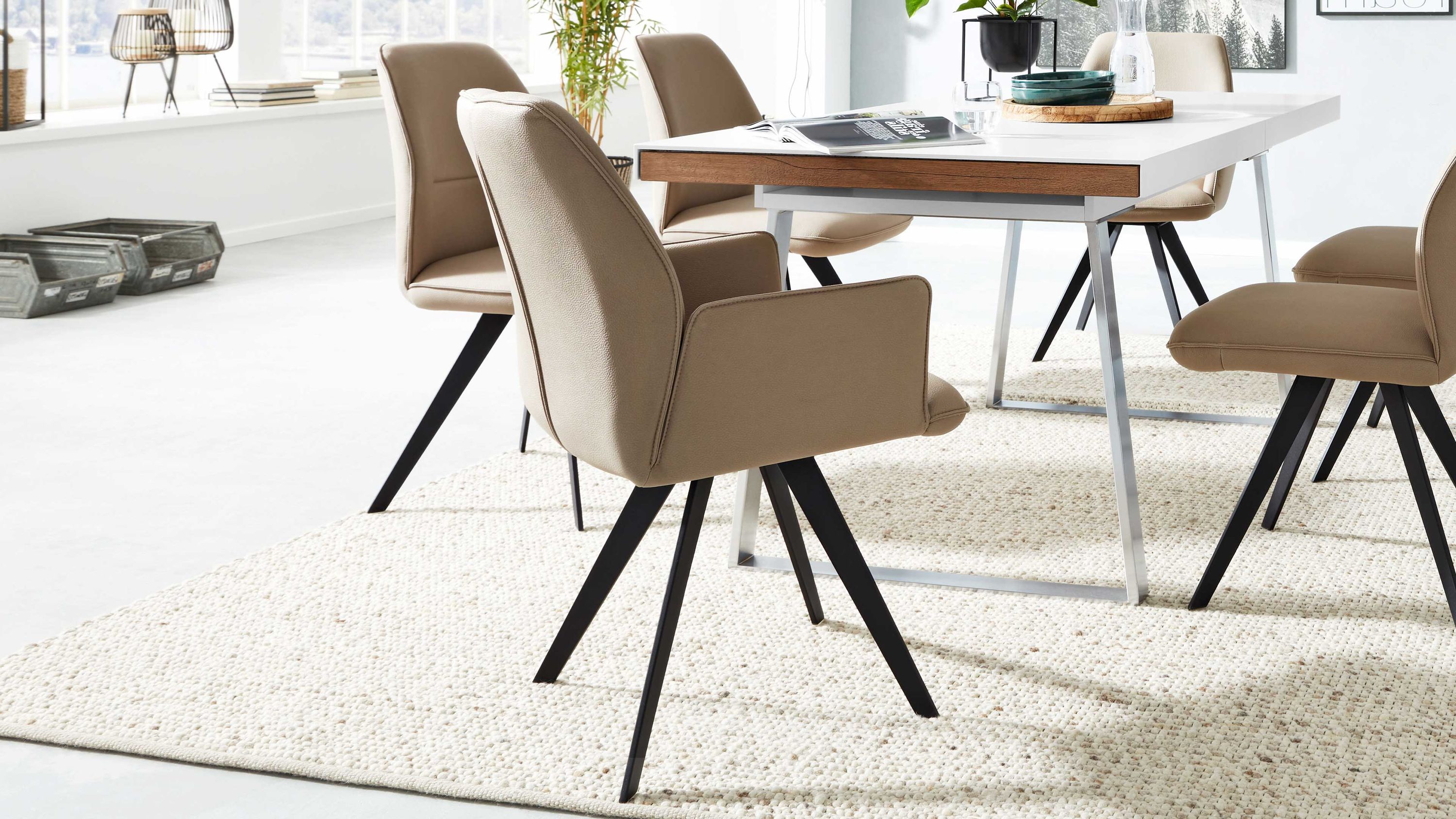 Interliving Esszimmer Serie 5102  Armlehnstuhl V322 sandfarbene Mikrofaser Atlantis 914 & schwarzes Eisen