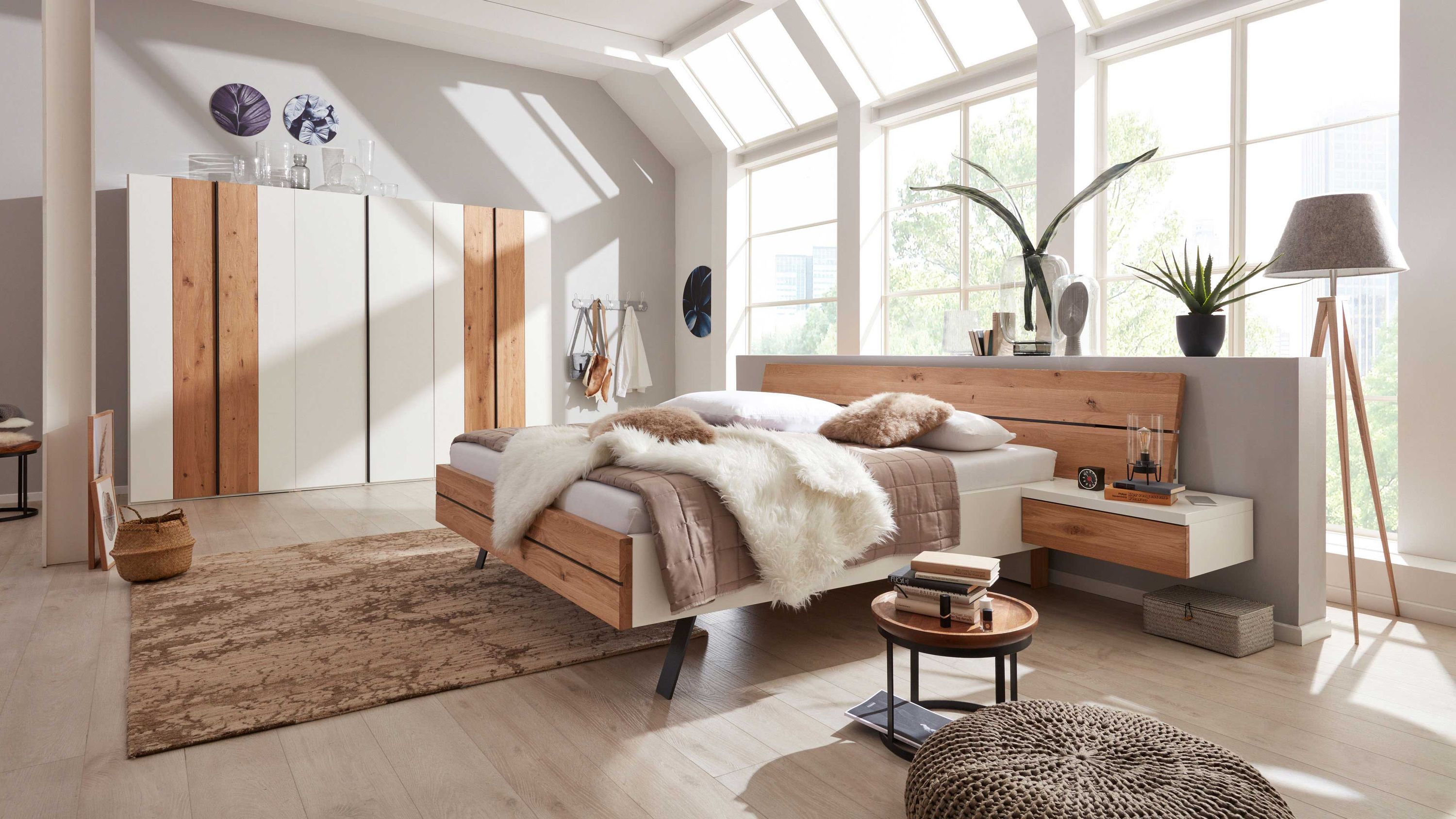 Schlafzimmermöbel in weiß und Holzoptik Schlafzimmer mit Bett Nachttisch und Kleiderschrank in weiß und holzfarbenen Akzenten