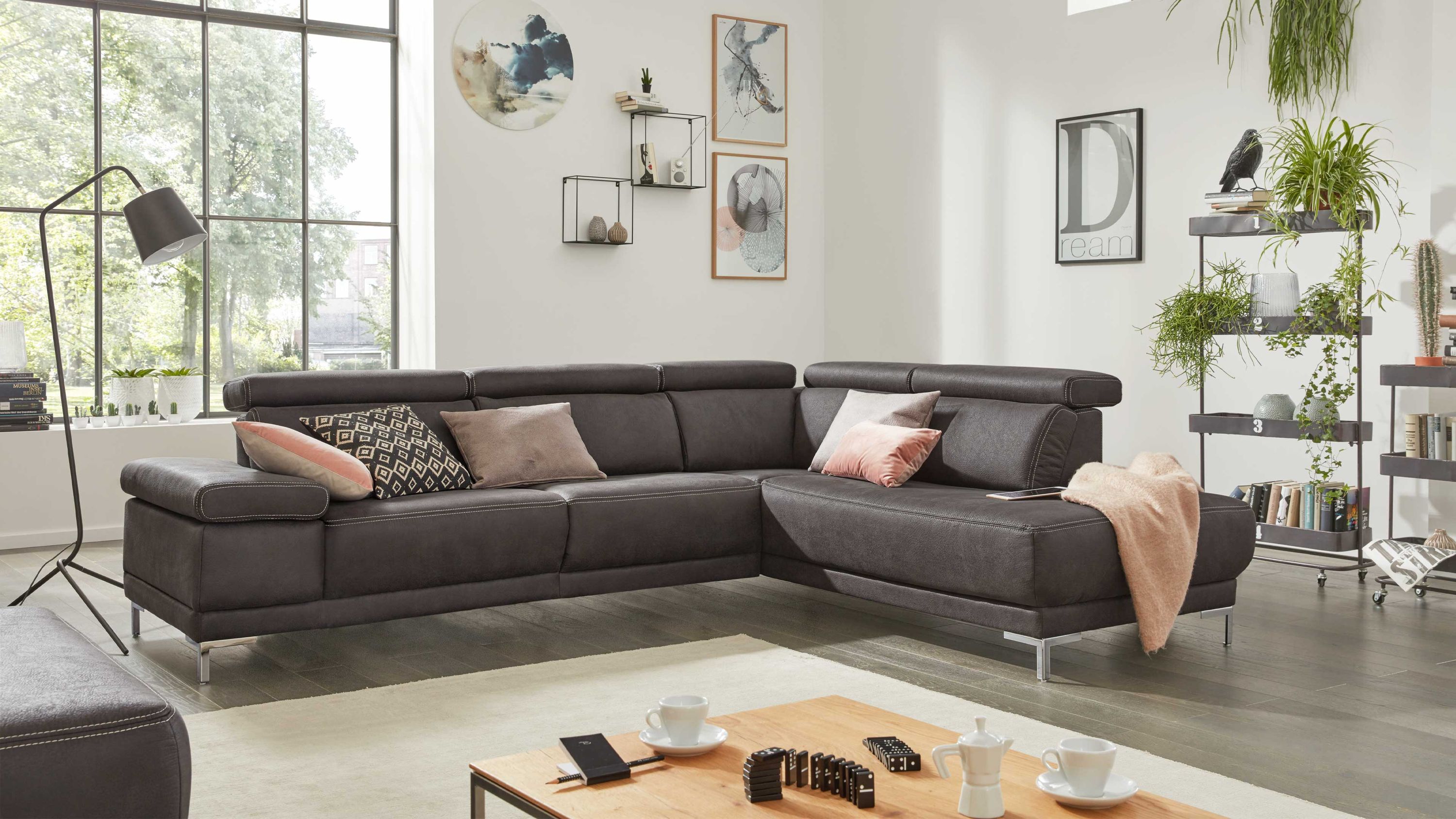 Ecksofa mit anthrazitfarbenem Stoffbezug und Metallfüßen in modernem Wohnzimmer