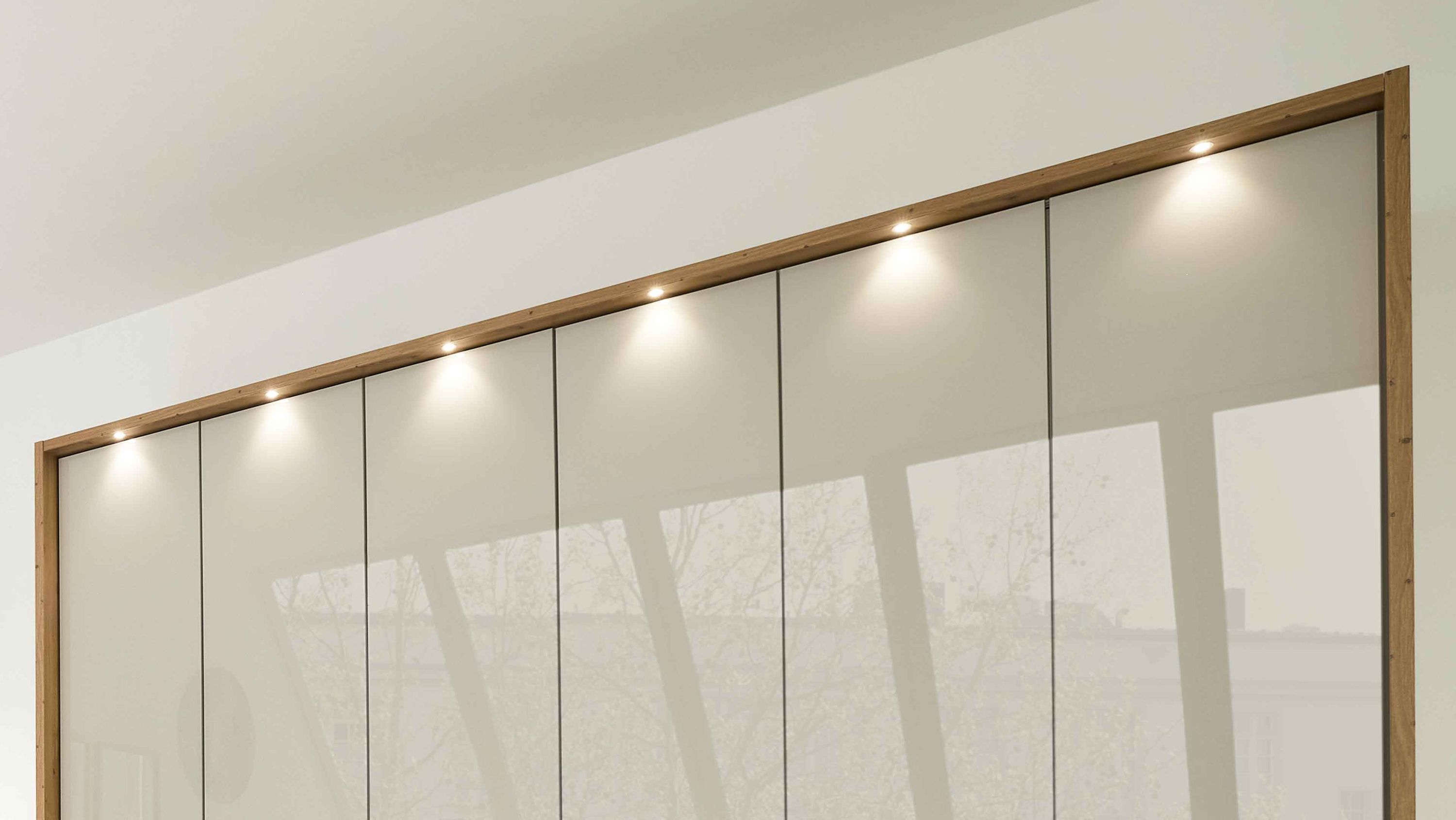 Interliving Schlafzimmer Serie 1026  Passepartoutrahmen 985 für 300 cm Breite, inklusive LED-Spots