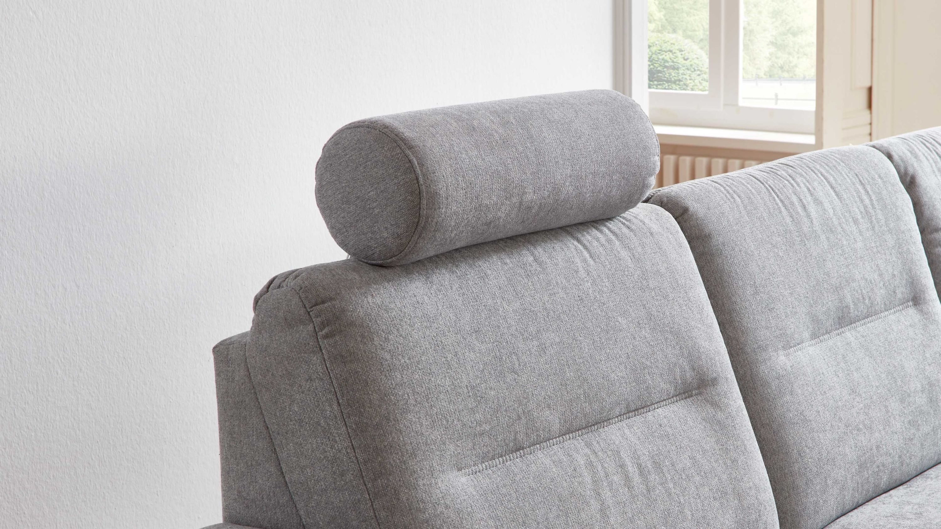 Kopfstütze aus Chenille auf grauem Sofa Platingraue Kopfstütze aus Chenille auf grauem Sofa mit gepolstertem Rücken