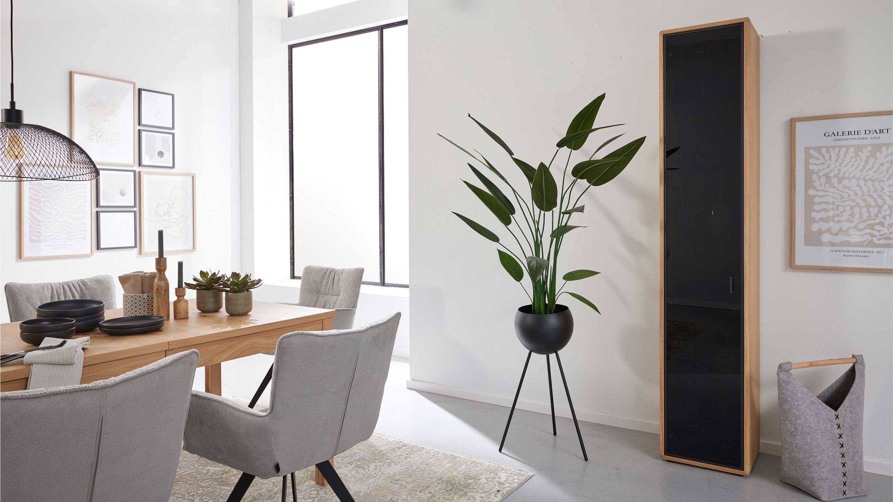 Interliving Wohnzimmer Serie 2024 - Vitrine 07 Eiche & Schwarzglas - eine Tür, Höhe ca. 208 cm