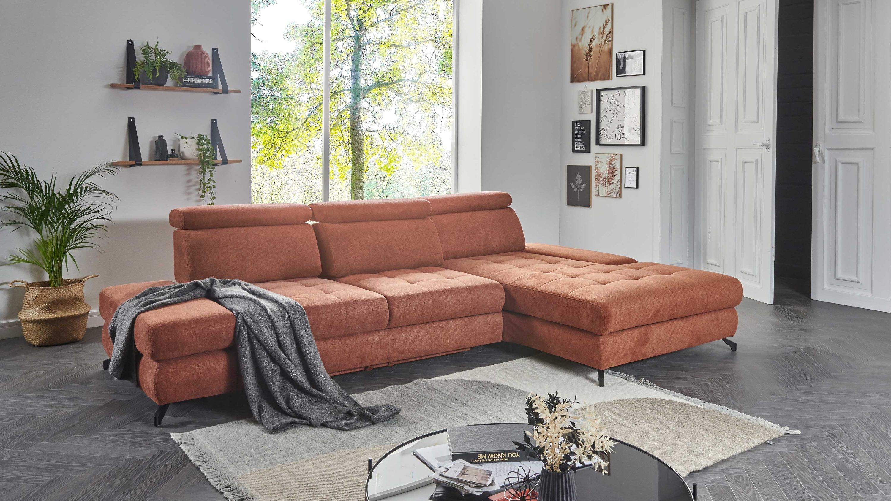 Ecksofa mit kupferfarbenem Flachgewebe und schwarzen Metallfüßen in modernem Wohnzimmer