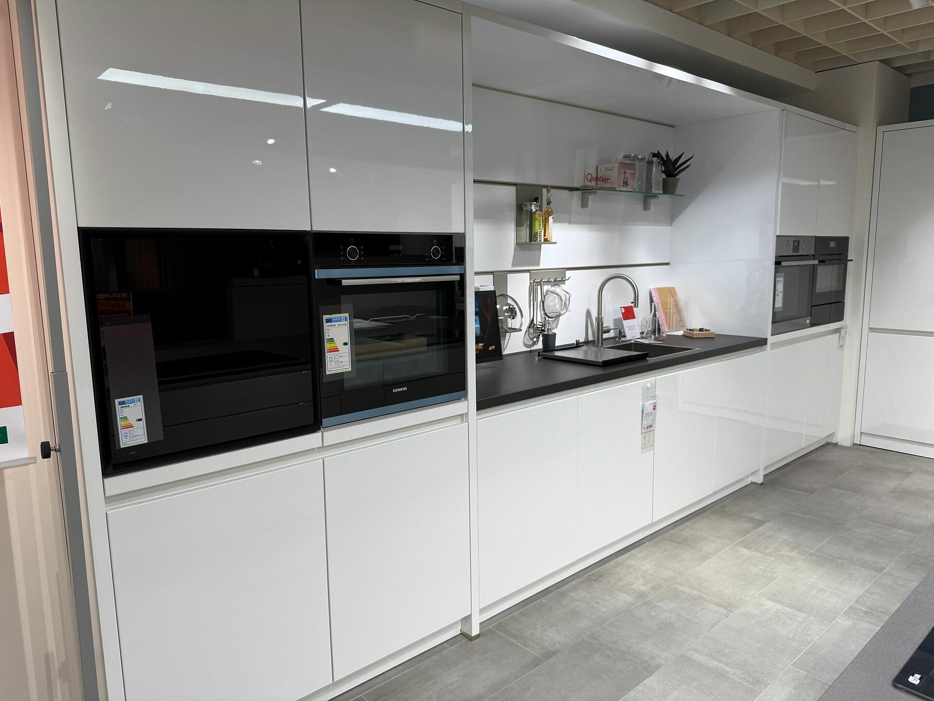 Ausstellungsküche Galina mit Kochfeldflächen, Hochschränken und Designregalen