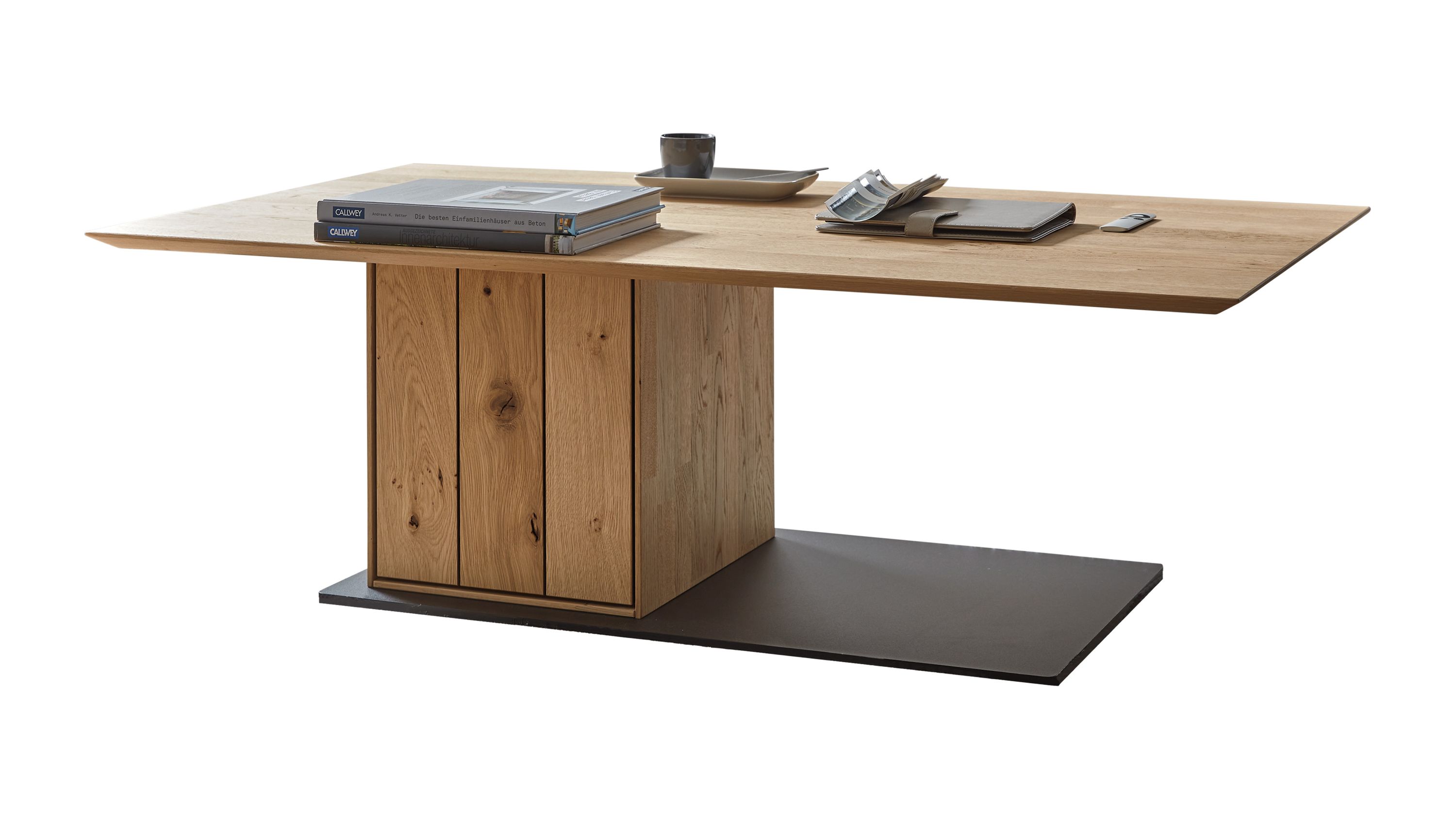 Rechteckiger Couchtisch mit Holzplatte und mittigem Holzblock auf rechteckiger schwarzer Metallplatte