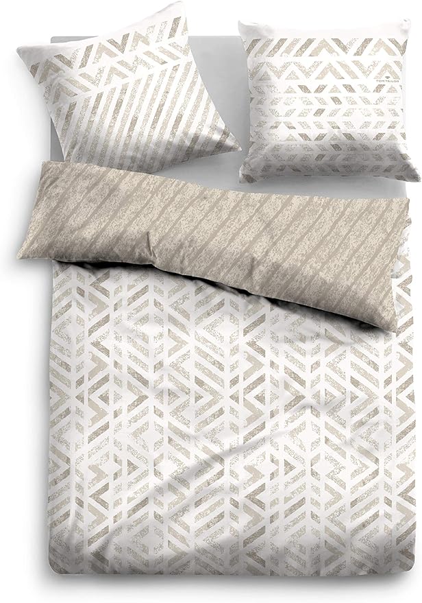 Draufsicht eines Wendebettwäsche-Sets in Beige und Weiß mit geometrischem Muster Bezug und zwei Kissenbezüge aus Baumwolle