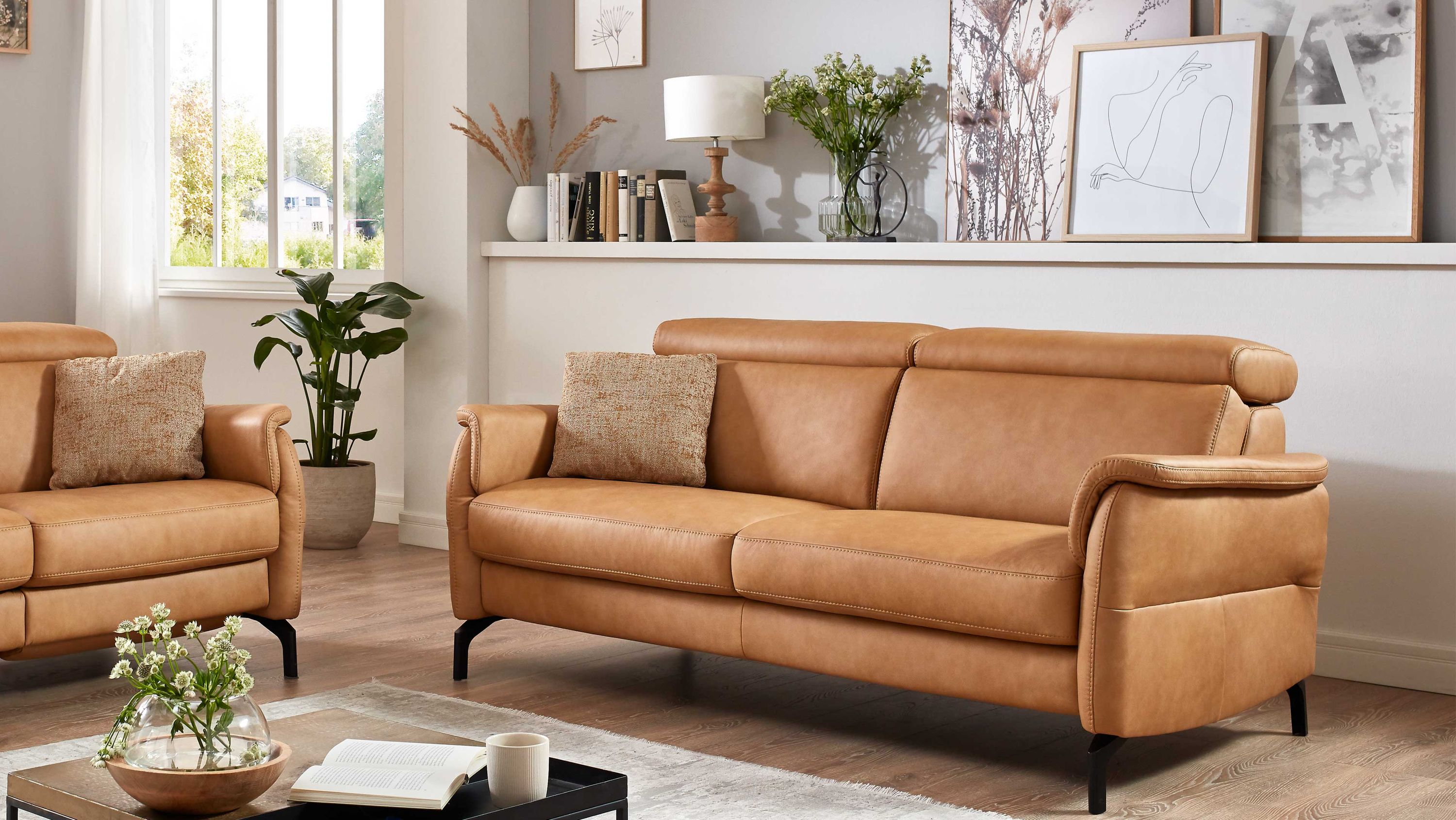 Zweisitziges Sofa in honigfarbenem Leder mit gepolsterten Armlehnen und schwarzen Metallfüßen