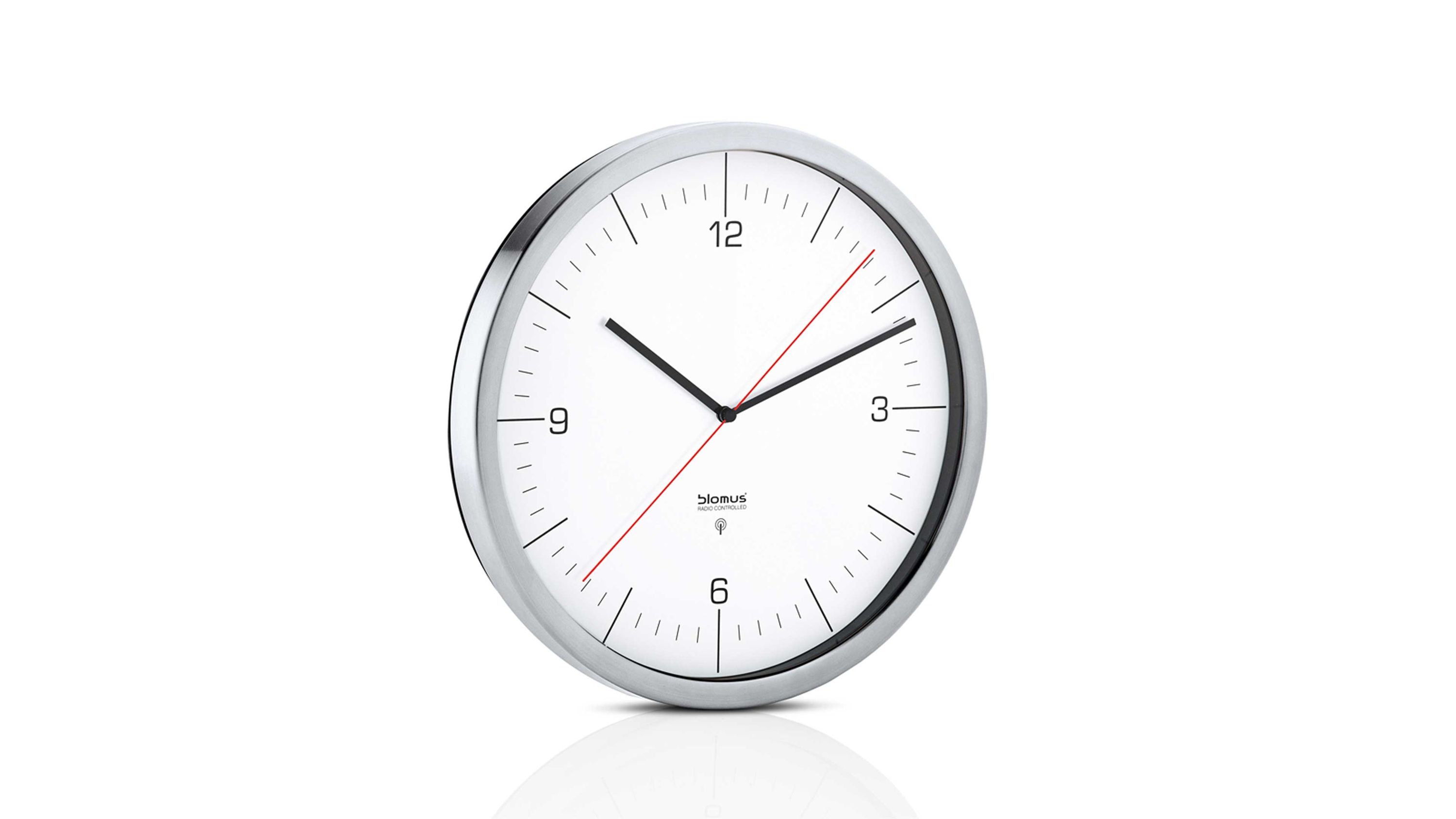 Runde Wanduhr mit weißem Zifferblatt schwarzen Zahlen und Zeigern rotem Sekundenzeiger und silbernem Rahmen