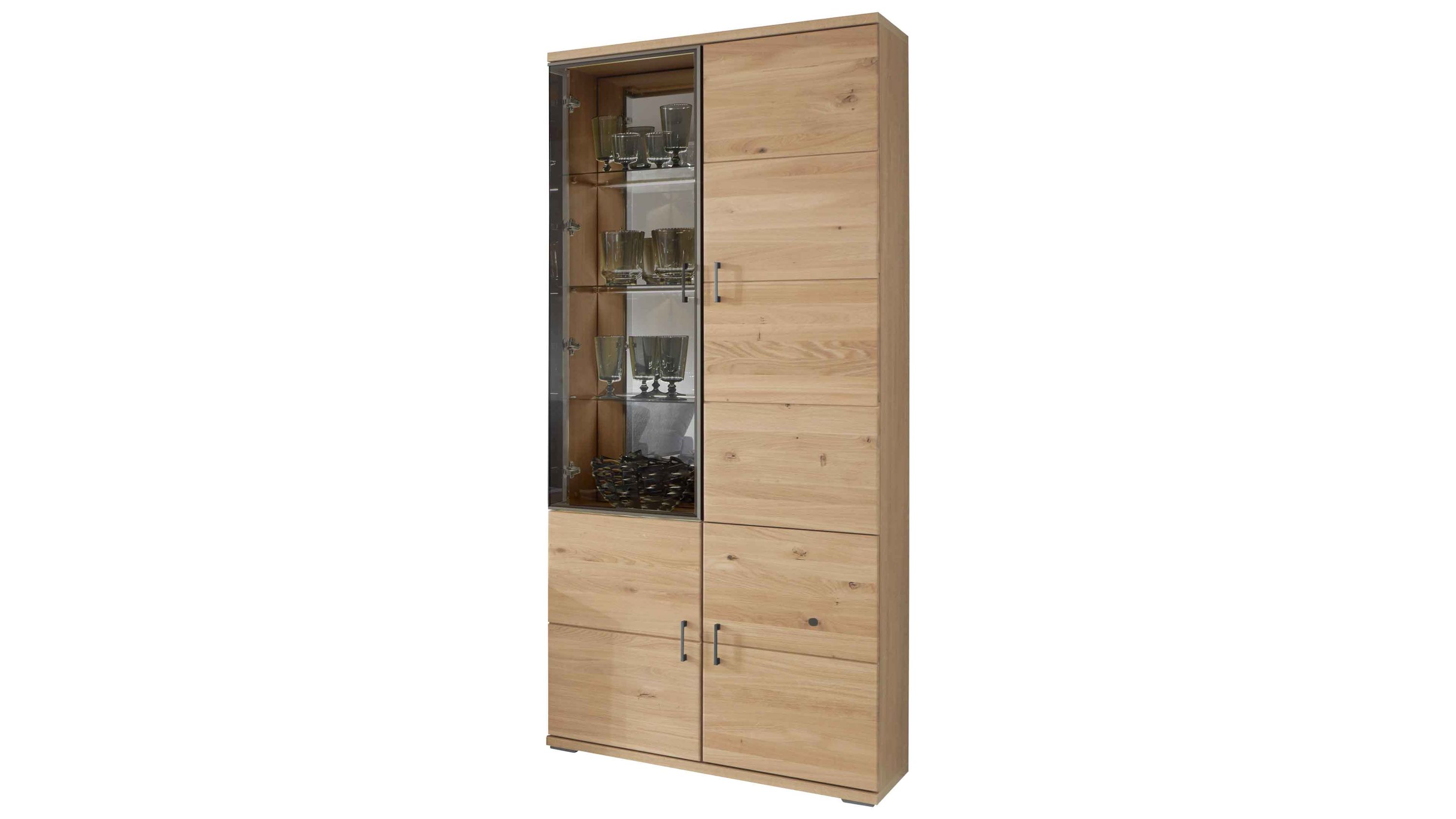 Vitrinenschrank mit vier Türen zwei aus braunem Glas zwei aus hellem Holz mit Metallgriffen