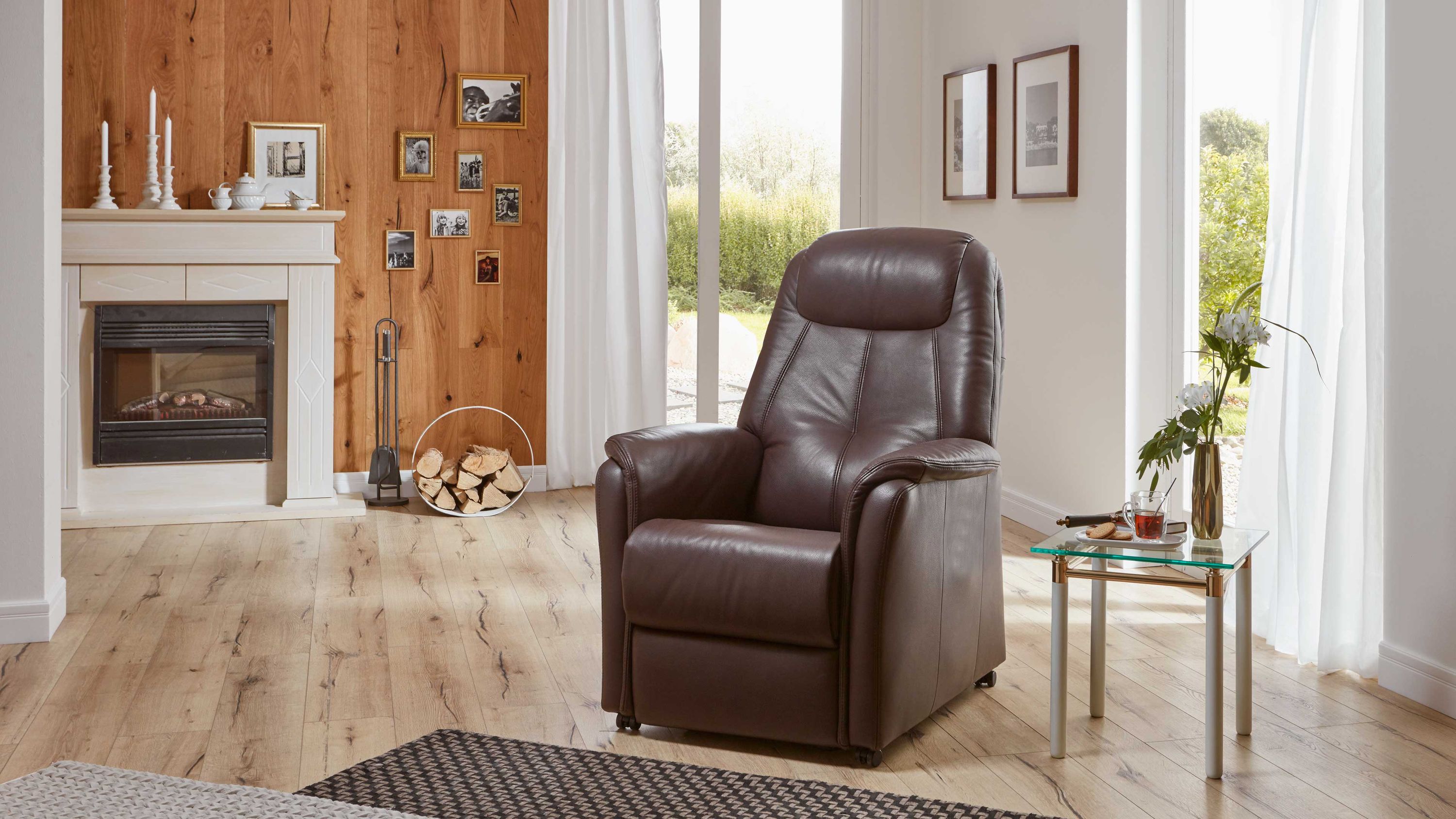 Brauner TV-Sessel mit gepolsterten Armlehnen und hoher Rückenlehne in hellem Wohnzimmer