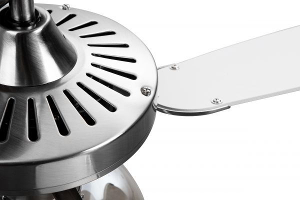 Deckventilator mit drei silbernen Rotorblättern und Glasleuchte  seitlich montiert in modernem Wohnambiente