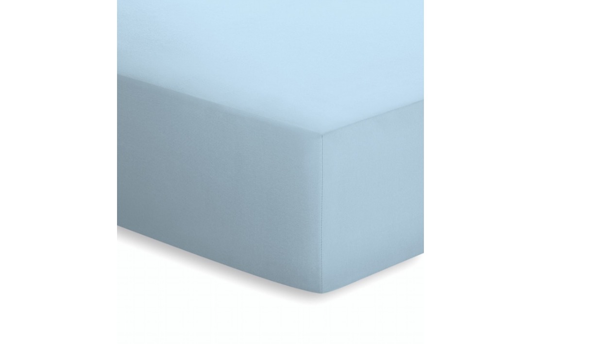 Ecke eines hellblauen Jersey-Spannbettlakens aus Baumwolle schräg von oben auf Matratze fotografiert