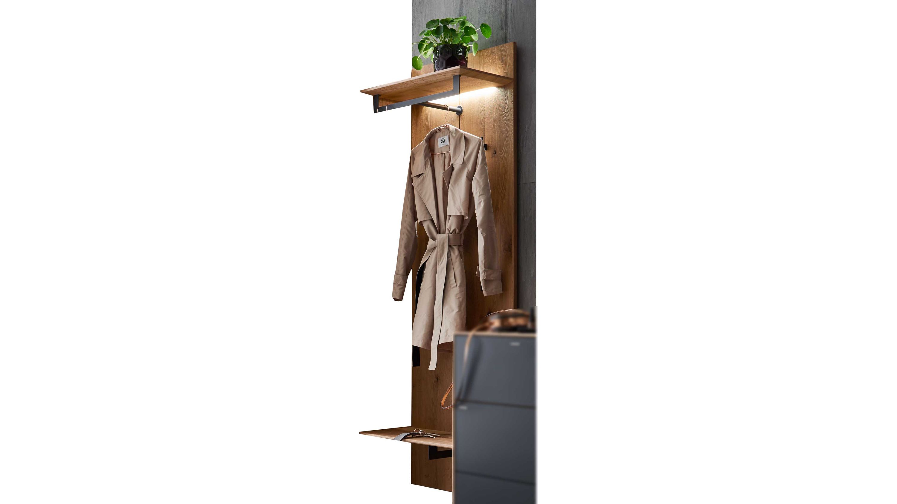 Wandgarderobe mit Holzrückwand in hellbraun Ablage oben und unten anthrazitfarbene Metallstange mit Mantel