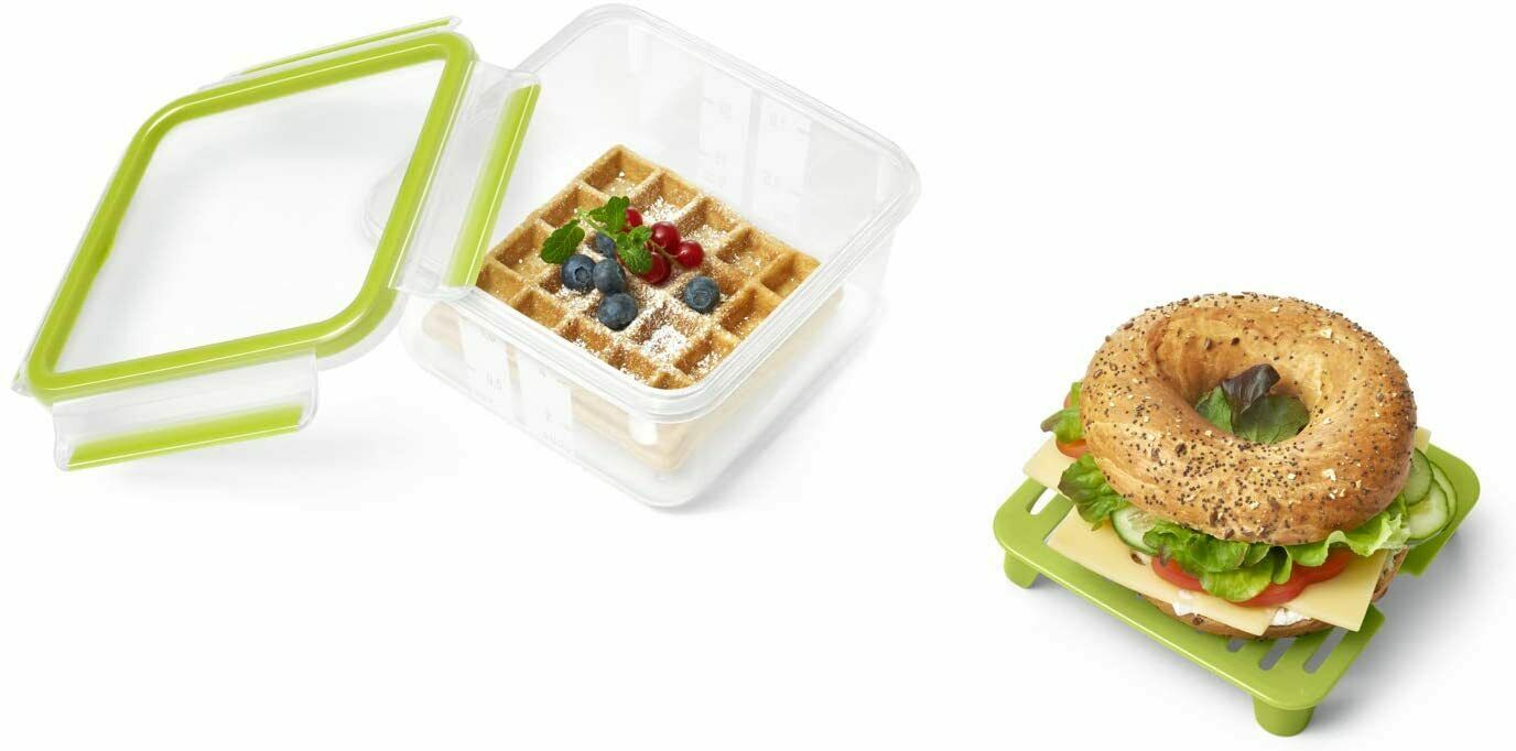 Geöffnete Sandwichbox  grün-transparent  mit Gittereinsatz  daneben angerichteter Burger mit Salatblatt