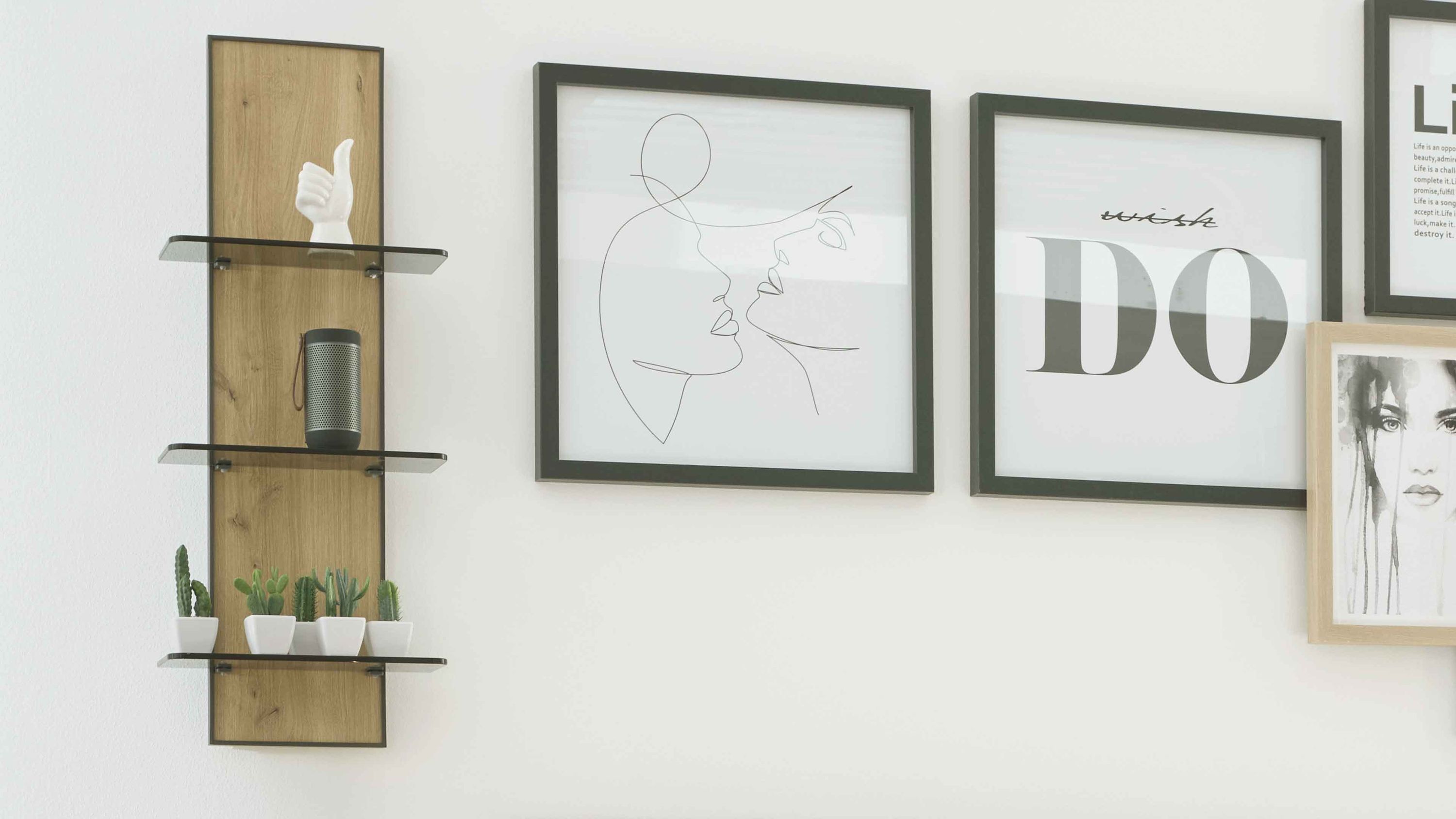 Wandregal mit drei rauchglasböden und Rückwand in heller Holzoptik mit Dekoration an weißer Wand