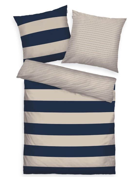 Bett mit zwei Wende-Kissen und Decke in Beige/Dunkelblau gestreift und einfarbig Beige Draufsicht