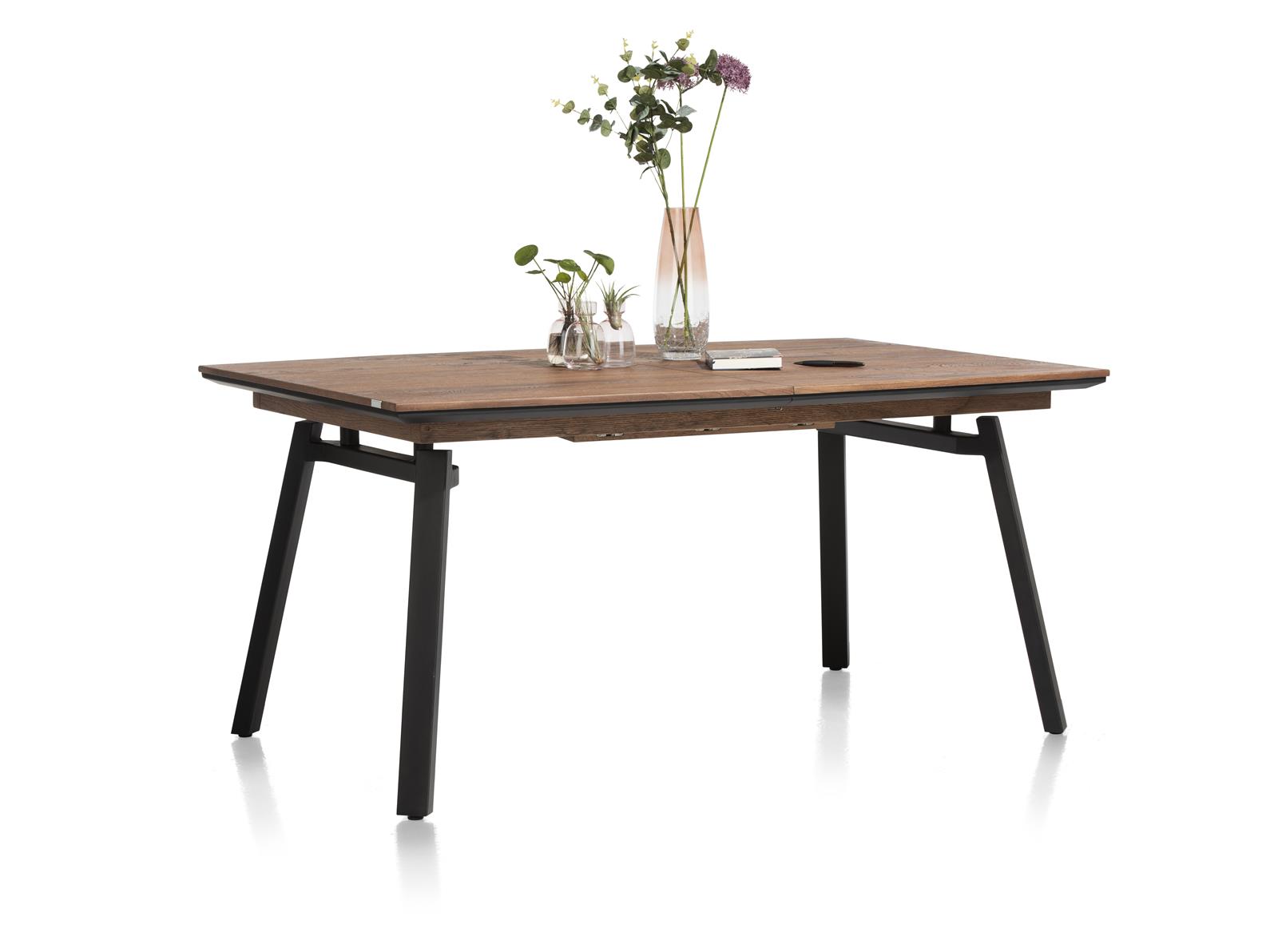 Leicht erhöhte Aufnahme rechteckiger Esstisch mit brauner Holzplatte schwarzen Beinen dekoriert mit zwei Vasen mit Pflanzen