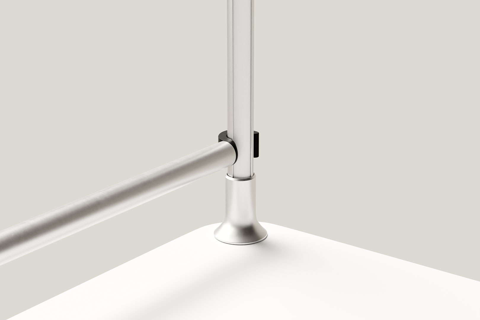 Nahaufnahme des Gelenks einer Aluminium-Schreibtischlampe mit glatter Oberfläche und präziser Verarbeitung.