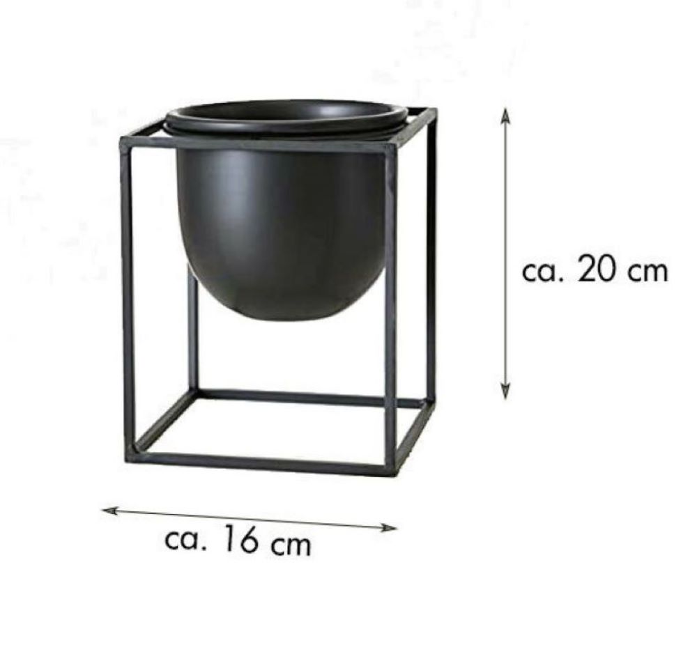 Seitliche Produktansicht der Skizze des schwarzen Blumentopfs Kumbo im quadratischen Gestell  Maße ca H 20 x B 16 cm