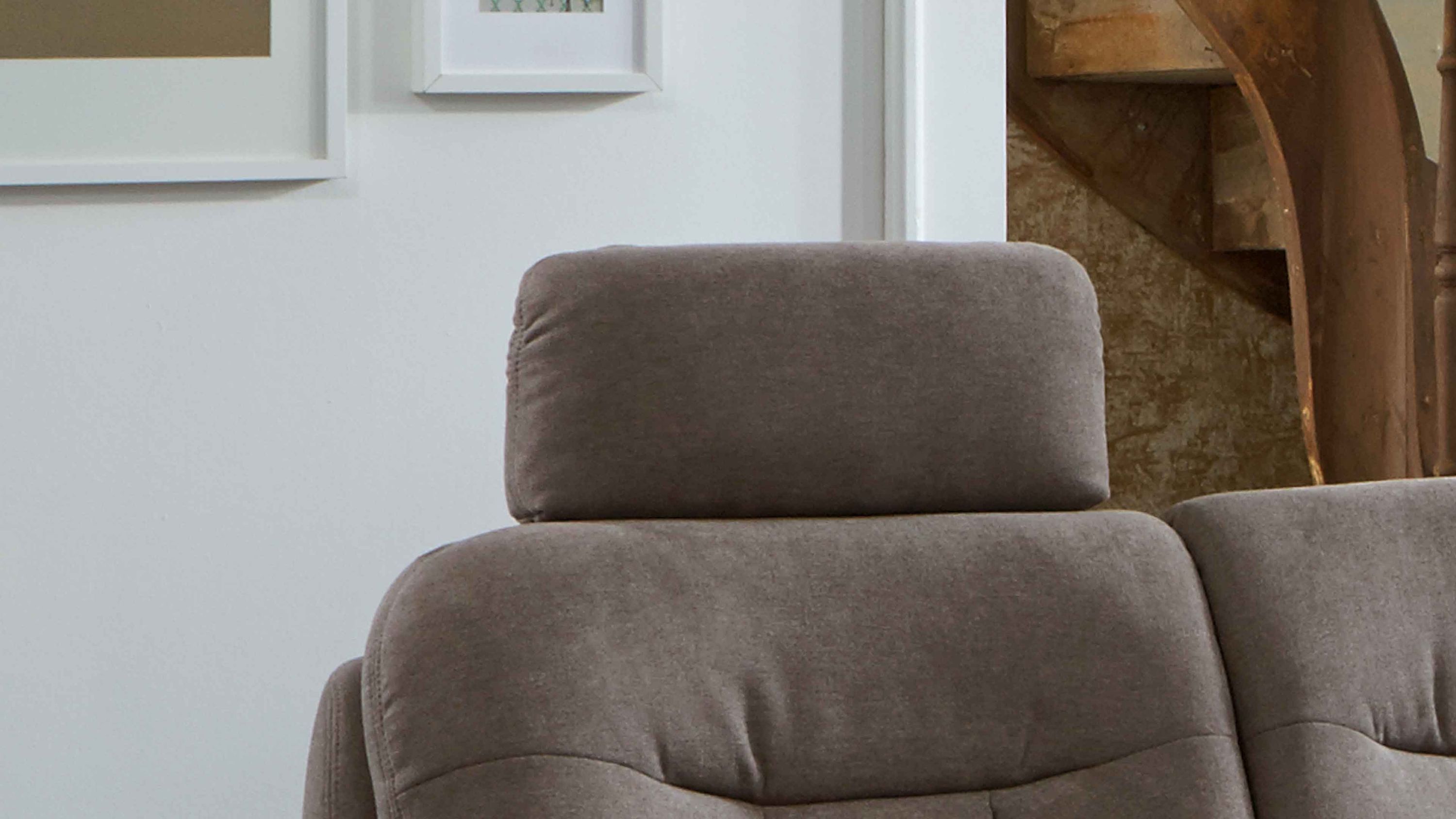 Kopfstütze in mandelfarbenem Stoff auf Sofa Kopfstütze in mandelfarbenem Stoff auf einem Sofa mit abgerundeten Rückenlehnen