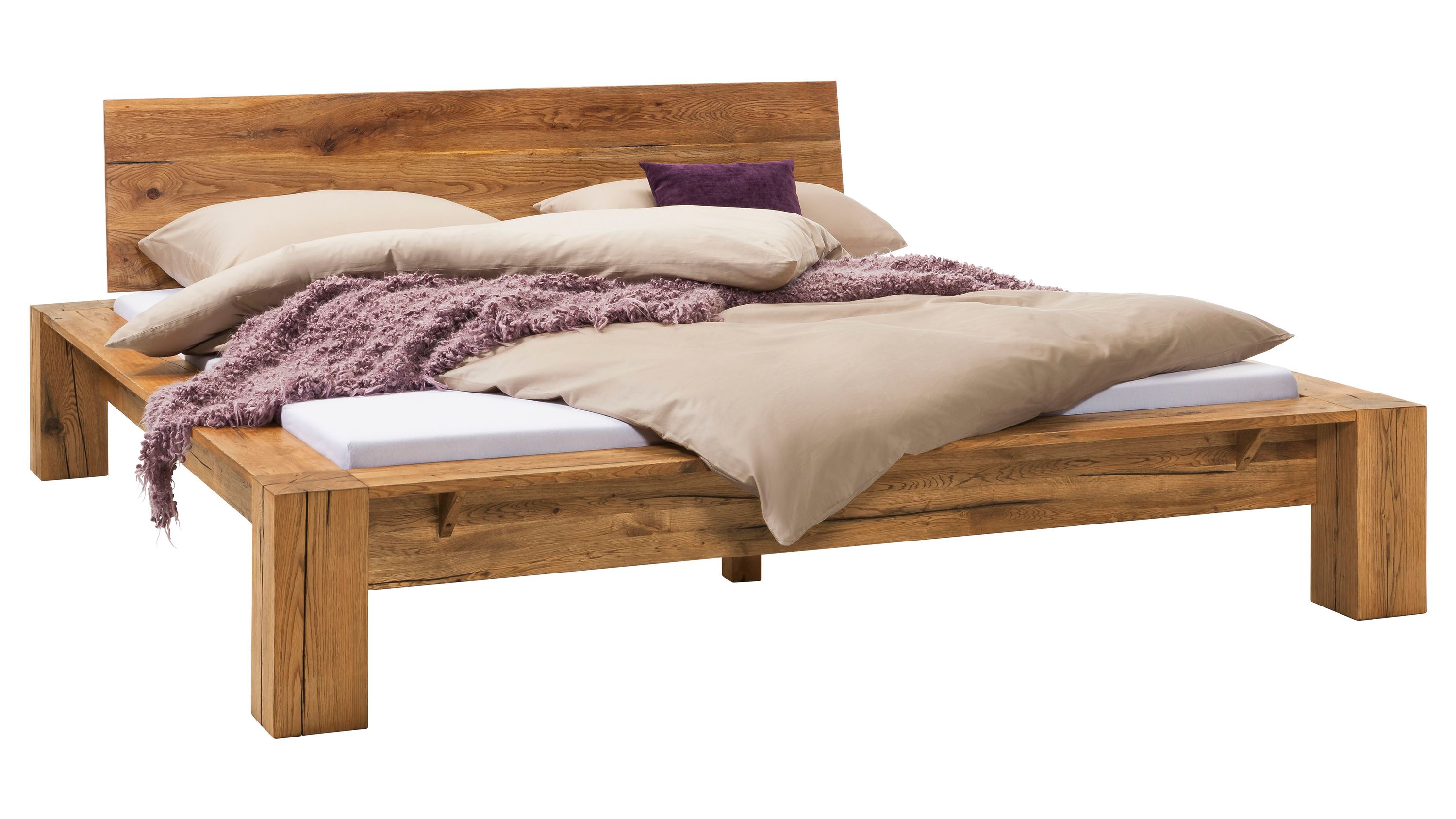 Bettgestell aus massivem Holz mit breitem Kopfteil und sichtbarer Maserung in naturfarben