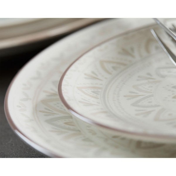 Design-Detail feines Porzellan mit filigranem Ornamentdekor in Beige und Braun Detailansicht von Porzellantellern mit braunem Ethno-Muster auf heller Oberfläche und feinem Rand