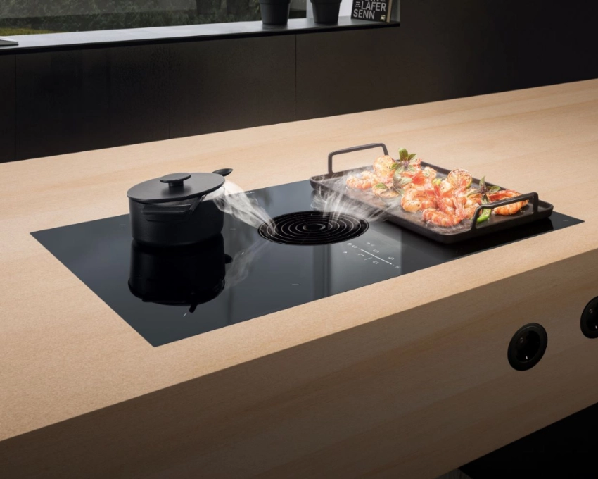 Kochfeld mit modernem Design in heller Holzoptik In helle Arbeitsplatte integriertes Bora Kochfeld mit Töpfen und eingebautem Abzug