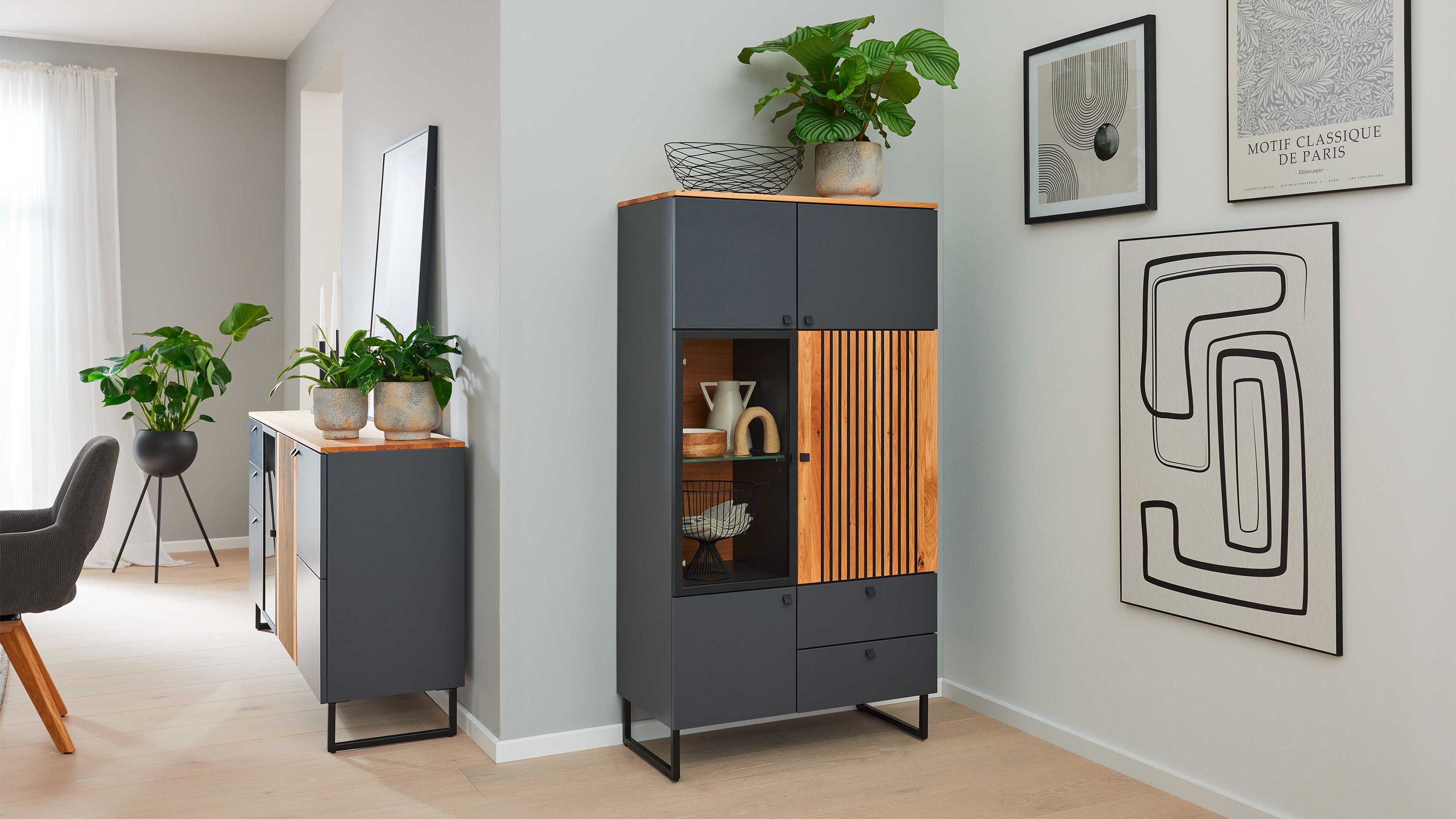 Hohes Sideboard mit Türen und Schubladen in Grau und Holzoptik Hohes Sideboard mit fünf Türen und zwei Schubladen in quarzgrauem Lack und Holzoptik mit schwarzen Metallbeinen