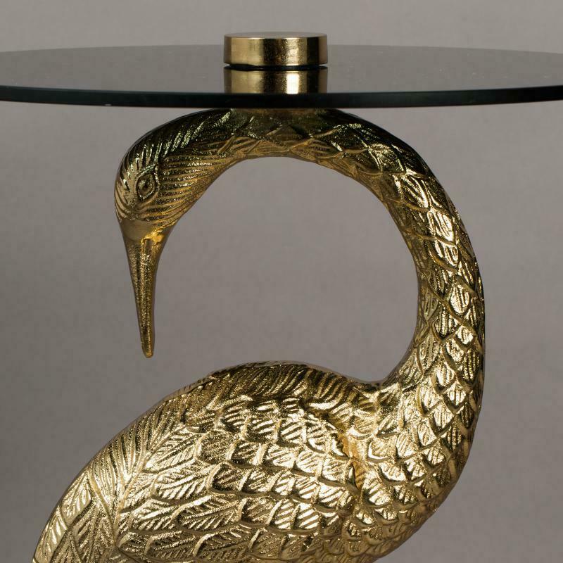 Goldene Kranichfigur mit gebogenem Hals trägt transparente runde Glasplatte  feines Federmuster gut erkennbar
