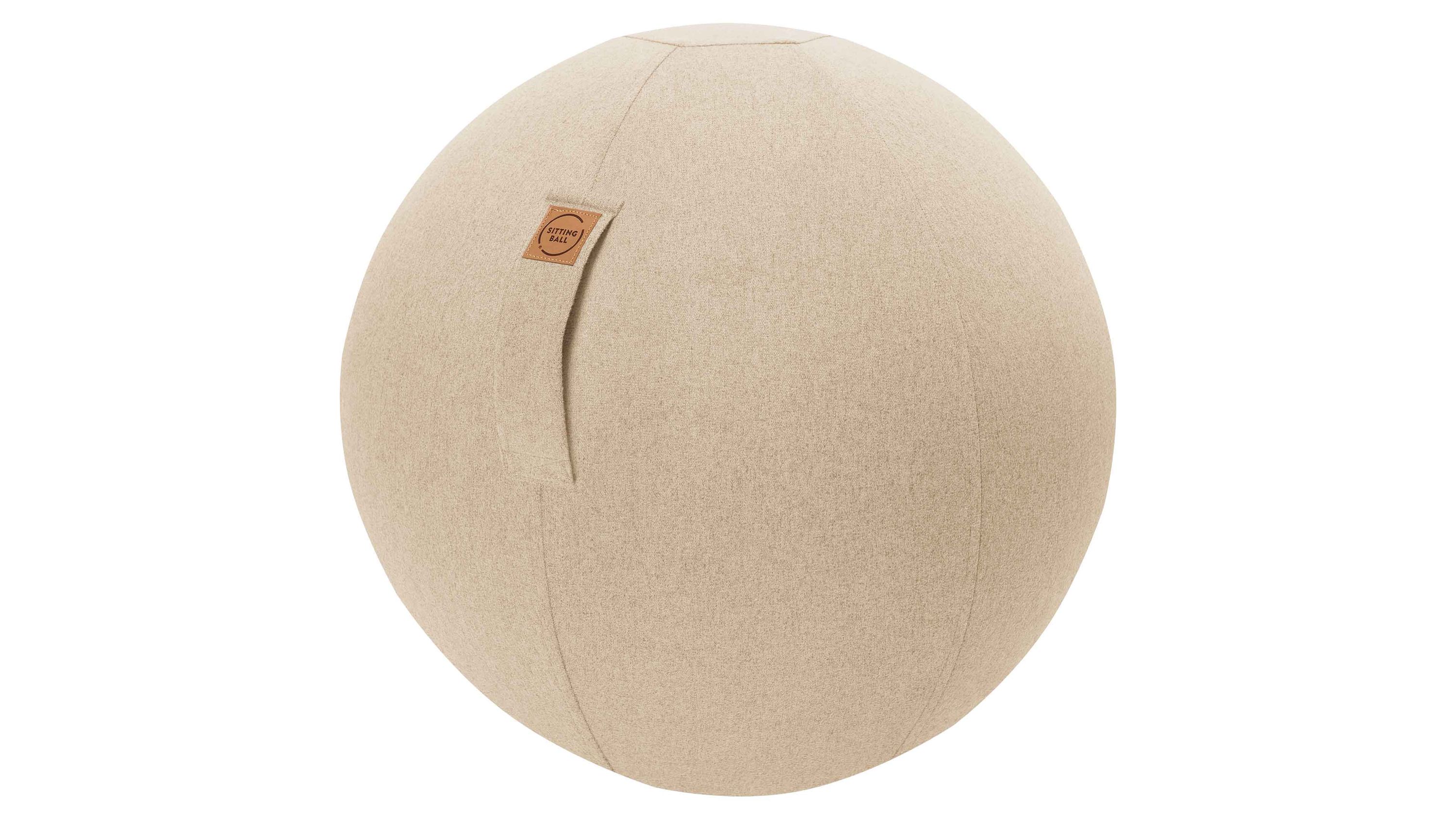 Beiger Sitzball mit Stoffbezug und sichtbarem Etikett